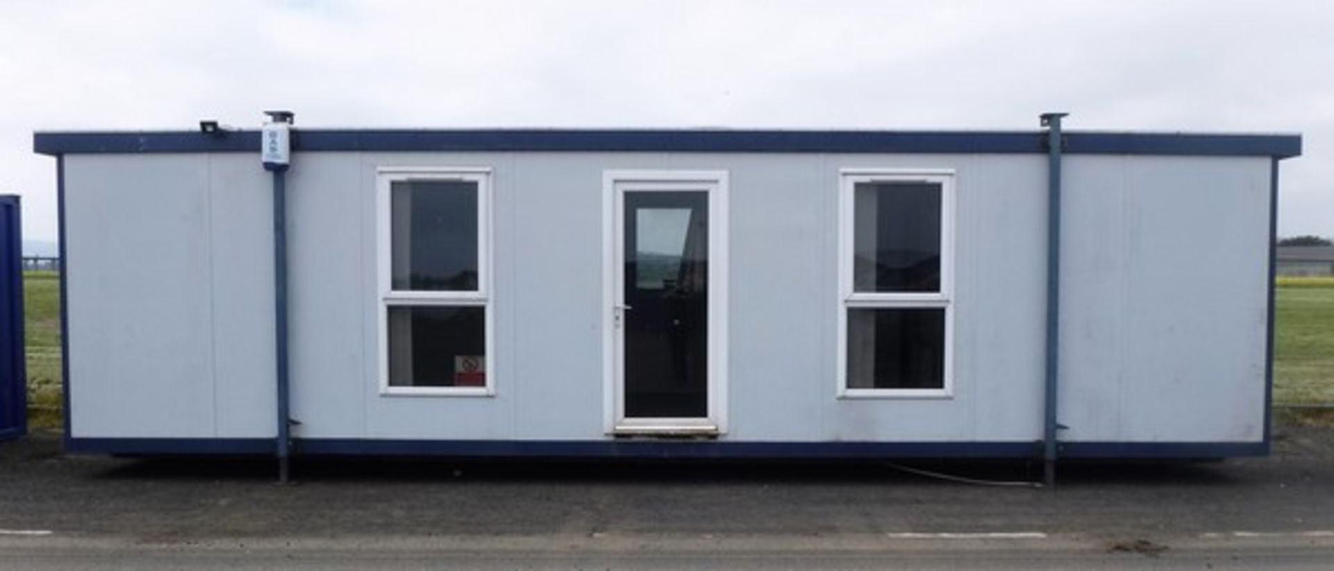 2007 PORTABLE BUILDING. 10m x 3.1m with toilet & kitchen. Double glazed, alarm fitted, insulated. - Bild 5 aus 12