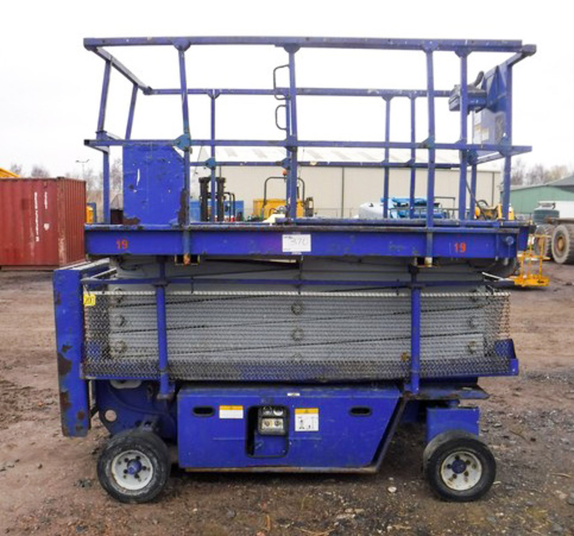 1995 GROVE SCISSOR LIFT SM3160E, s/n 8817, 6m reach. 209hrs (not verified). Needs batteries.