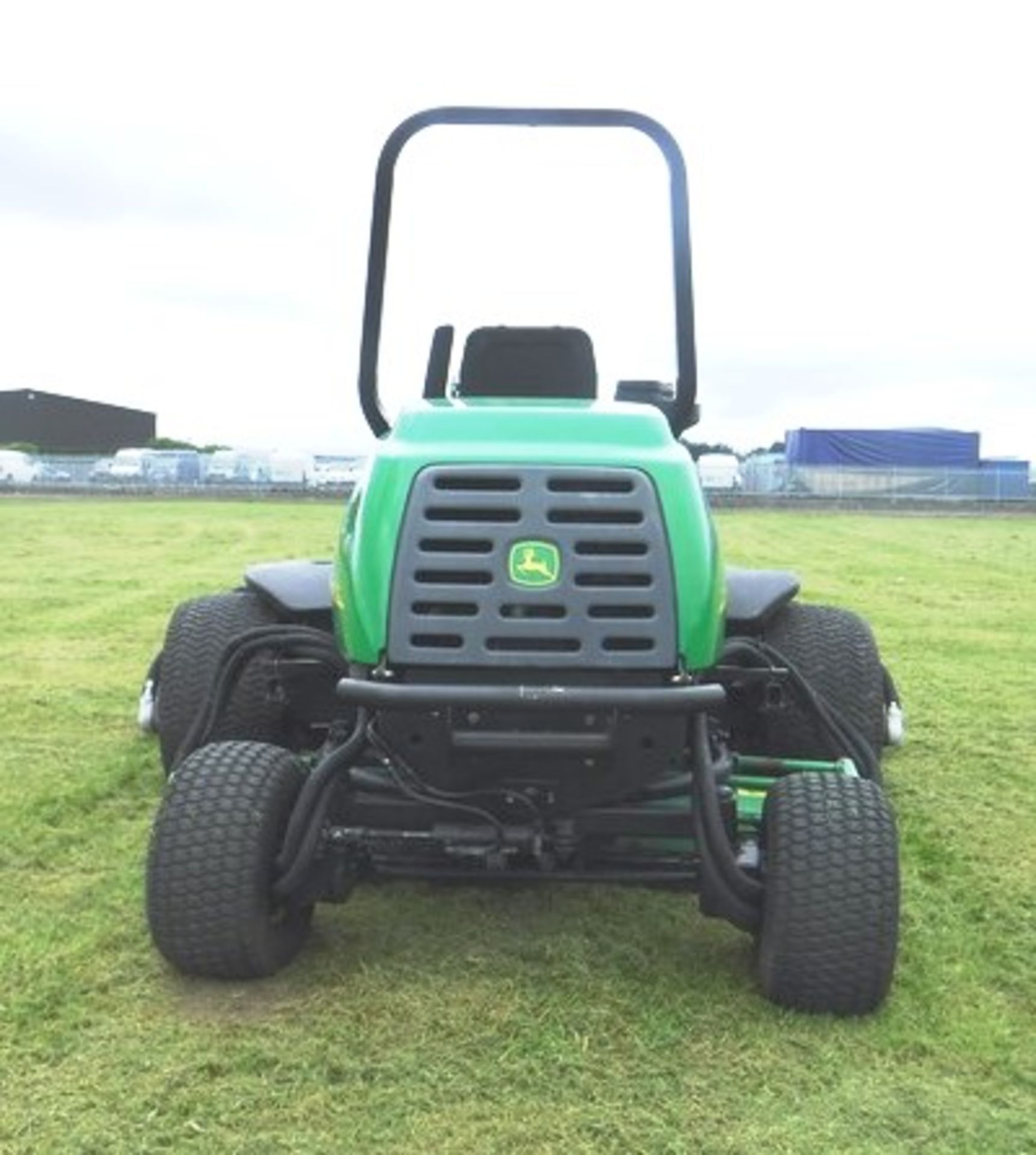 JOHN DEERE 3233C 3 gang out front ride on mower s/n TC32335C040226. 2601hrs (not verified). - Image 8 of 11