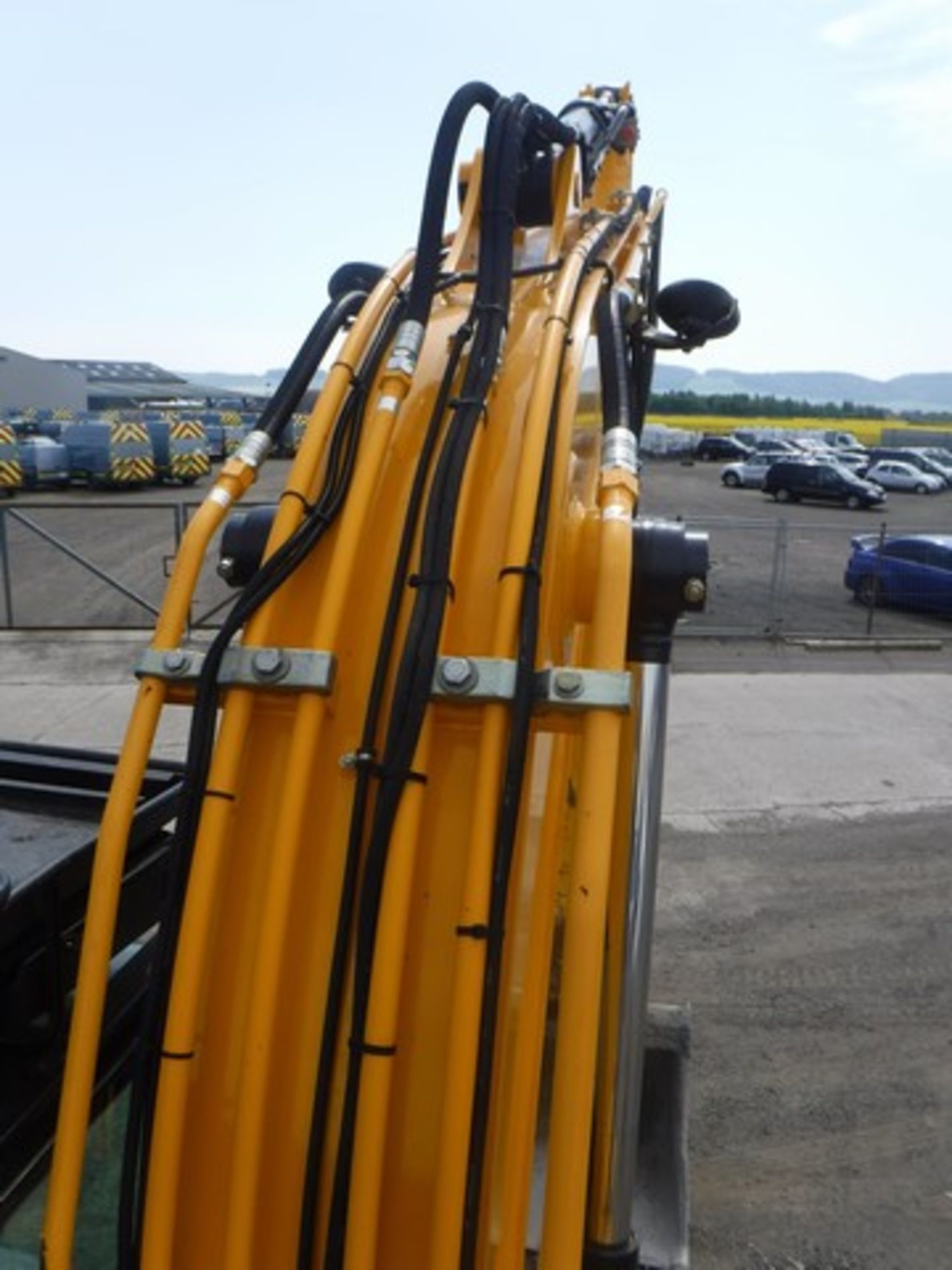 2014 JCB JS130LC S/N 2134601.c/w 1 bucket, hammer lines, hydraulic q/hitch, 700m pads, cab guards 56 - Image 3 of 21