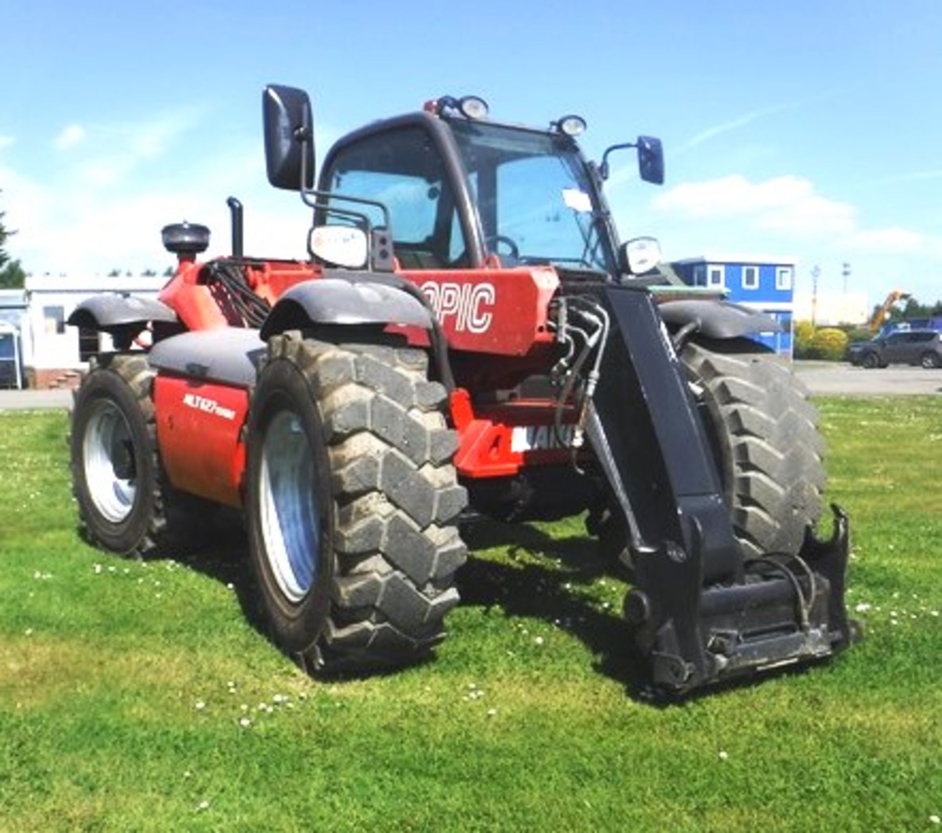 2011 MANITOU MLT627 TURBO. Air con. Solid filled tyres. Reg No SP60 ECW. 4798hrs (not verified) - Image 14 of 18