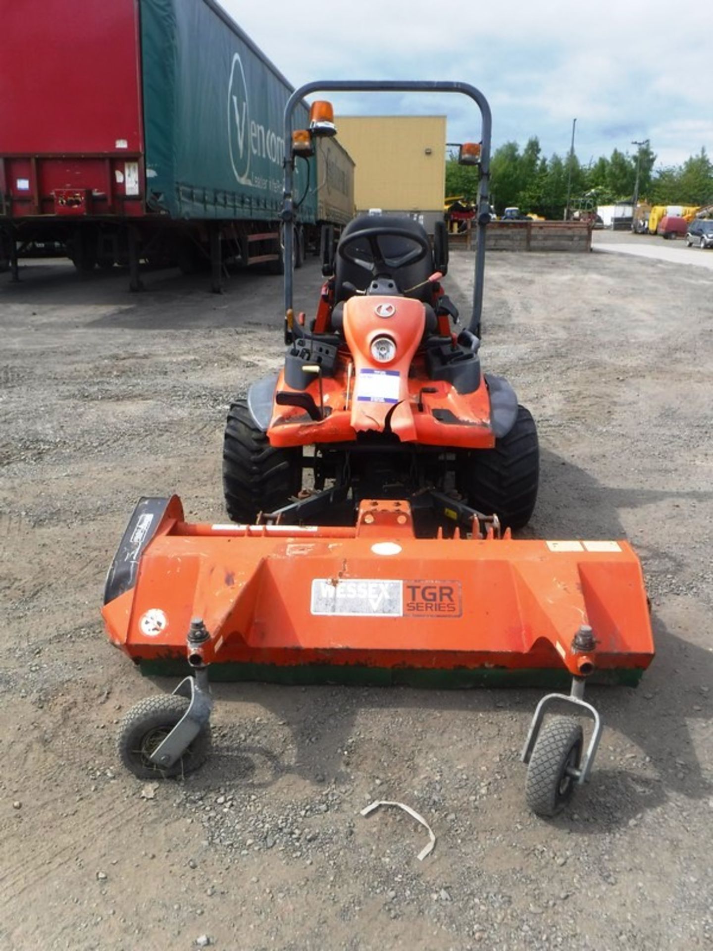 KUBOTA F2880 ride on mower. 2245hrs. Starts but does not drive. - Image 10 of 17