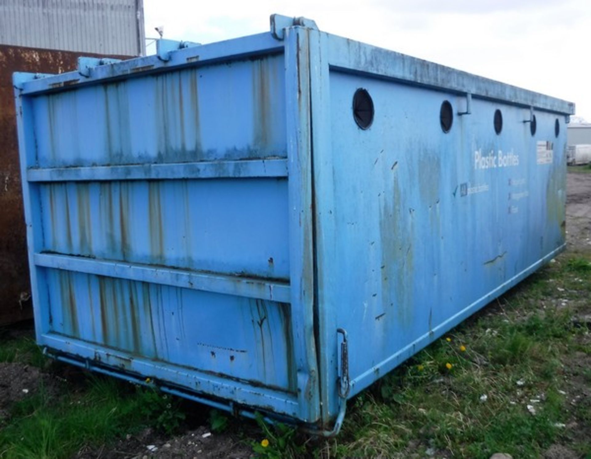 BOTTLE BANK SKIP UNIT fully enclosed. **To be sold from Errol auction site. Viewing and uplift from - Image 4 of 7