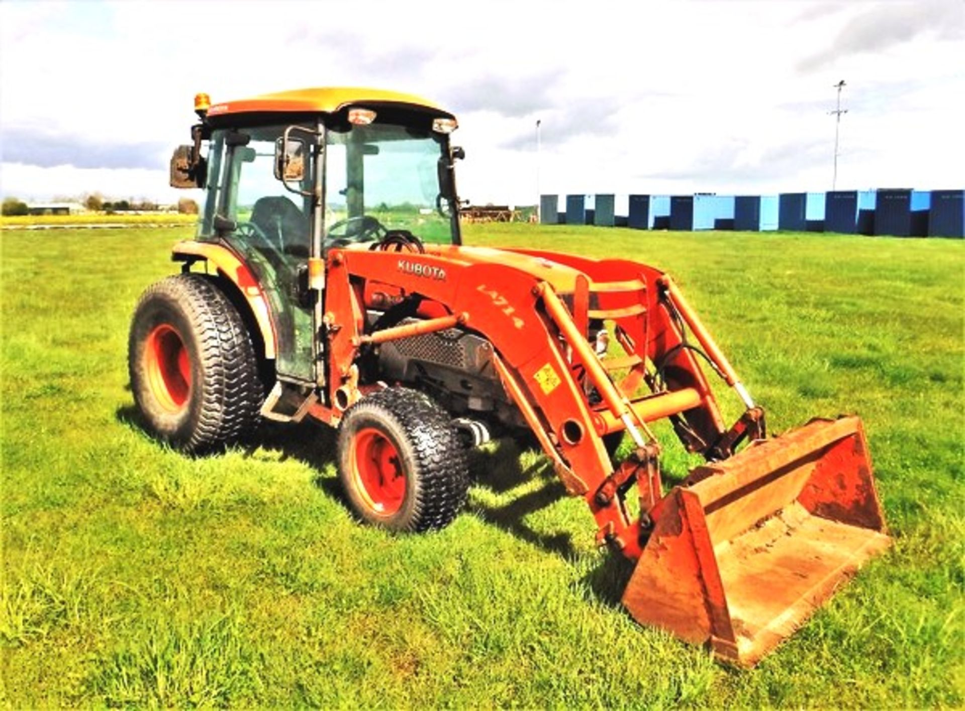 KUBOTA L4240 tractor c/w loader model LA714. Reg No SP08 EOK, s/n 3029671535. 3285 hrs (not verified - Bild 11 aus 17