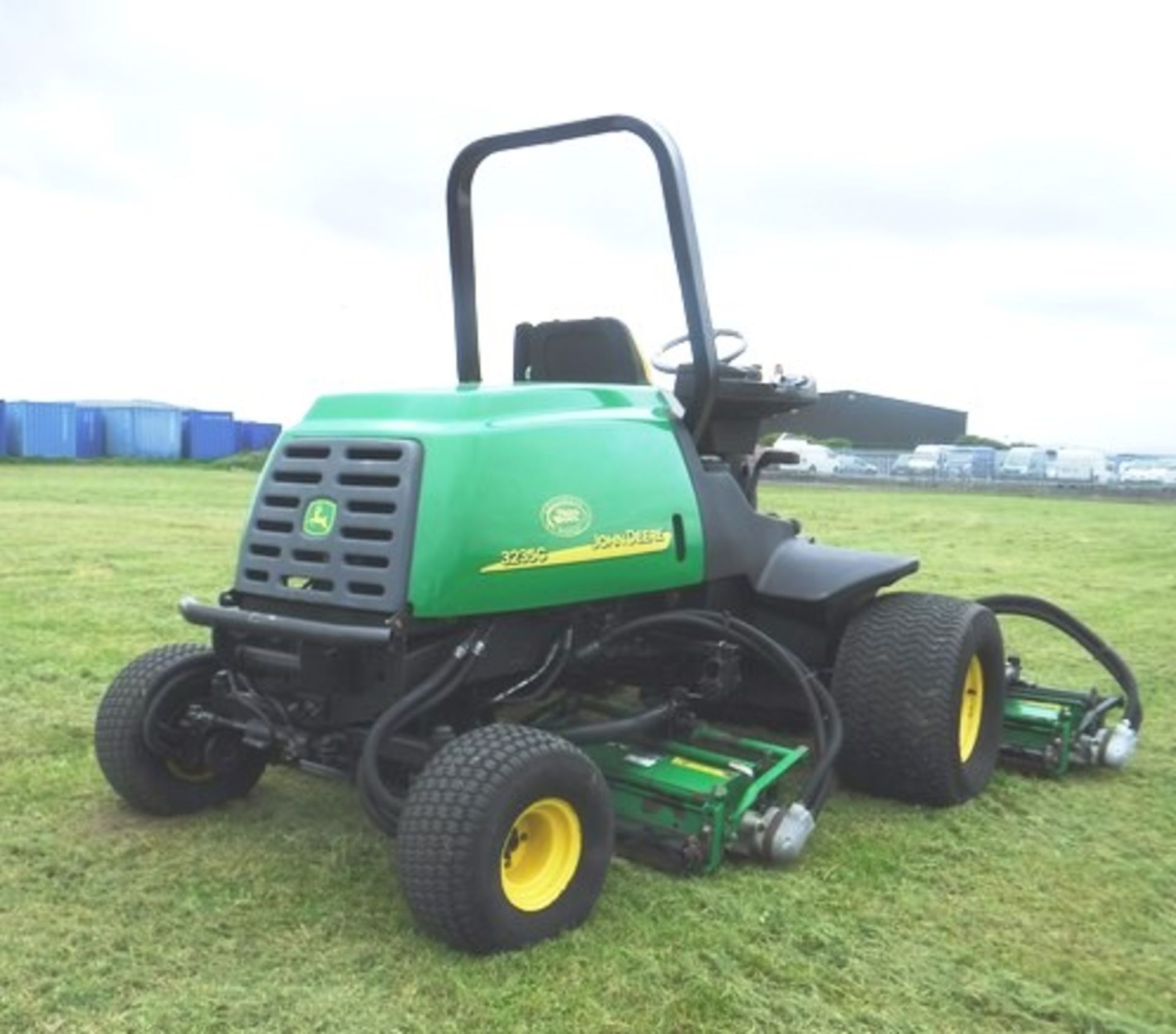 JOHN DEERE 3233C 3 gang out front ride on mower s/n TC32335C040226. 2601hrs (not verified). - Image 7 of 11