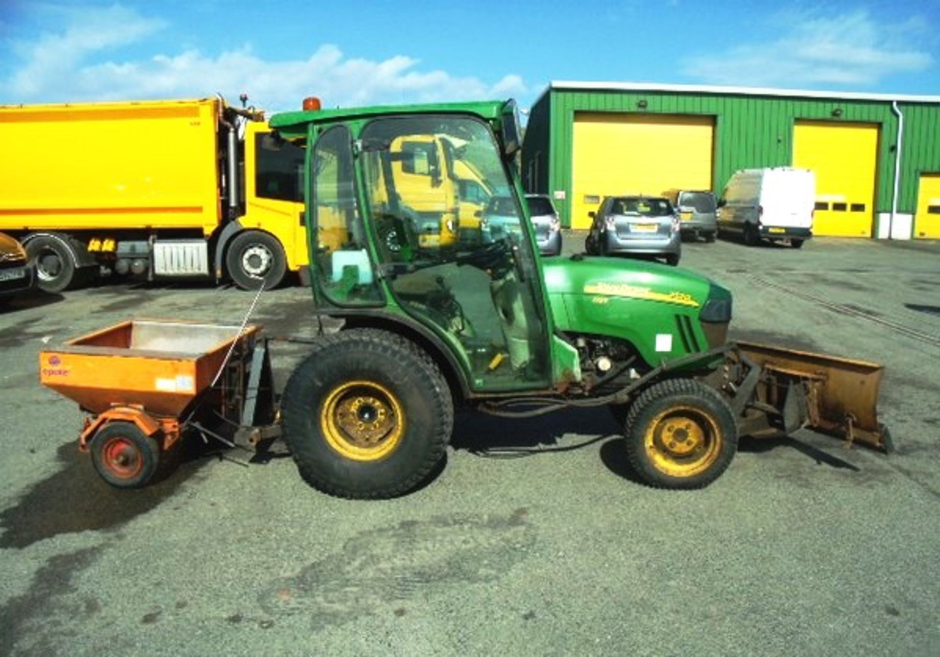2007 JOHN DEERE 2520 MST Tractor Reg No SN57 EXB c/w rear trailed salt spreader and snow plough. 90 - Image 17 of 22