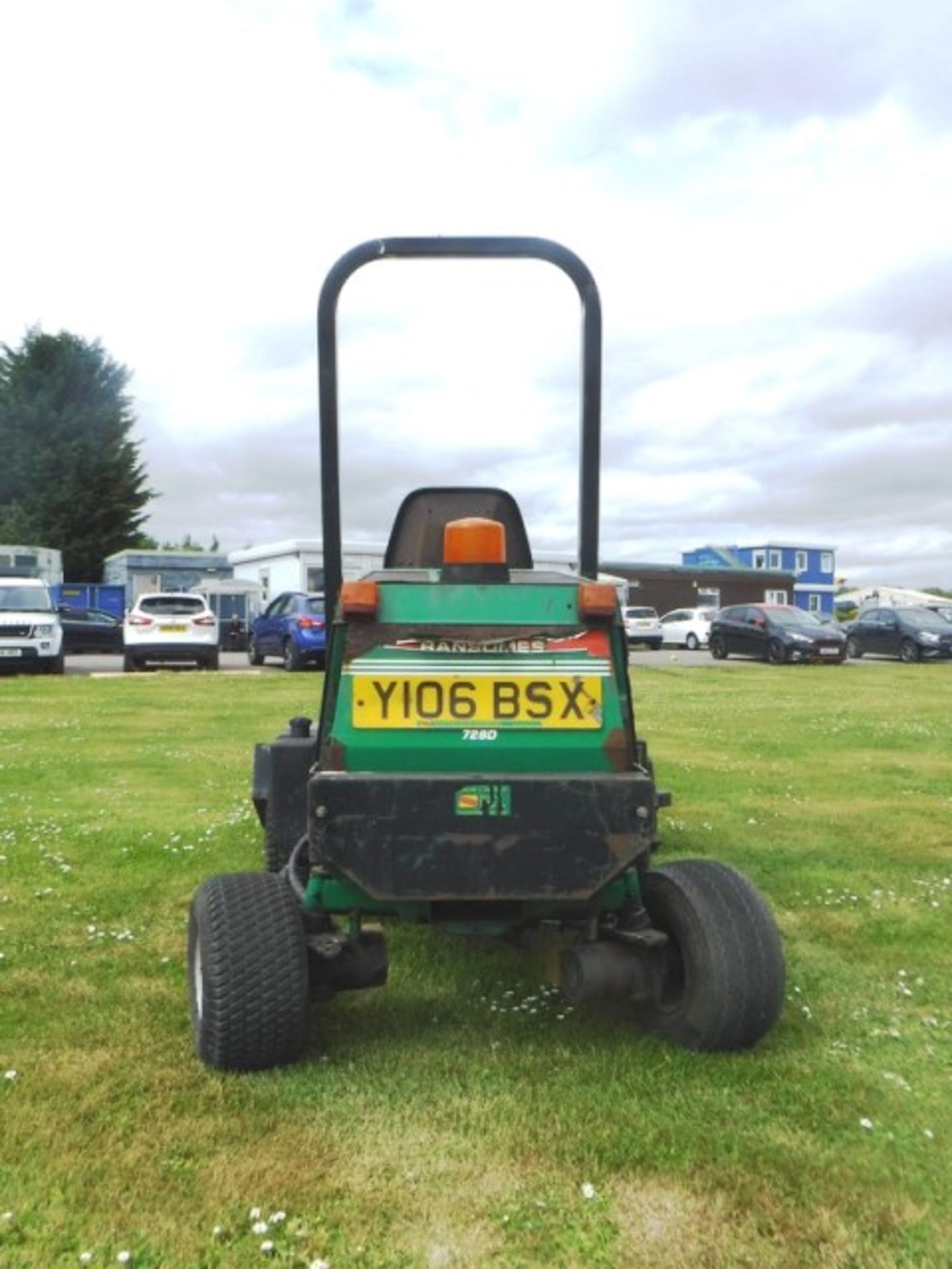 RANSOMES FRONT LINE 7280 ride on mower. Reg - Y106BSX. 4029hrs (not verified) - Image 10 of 13