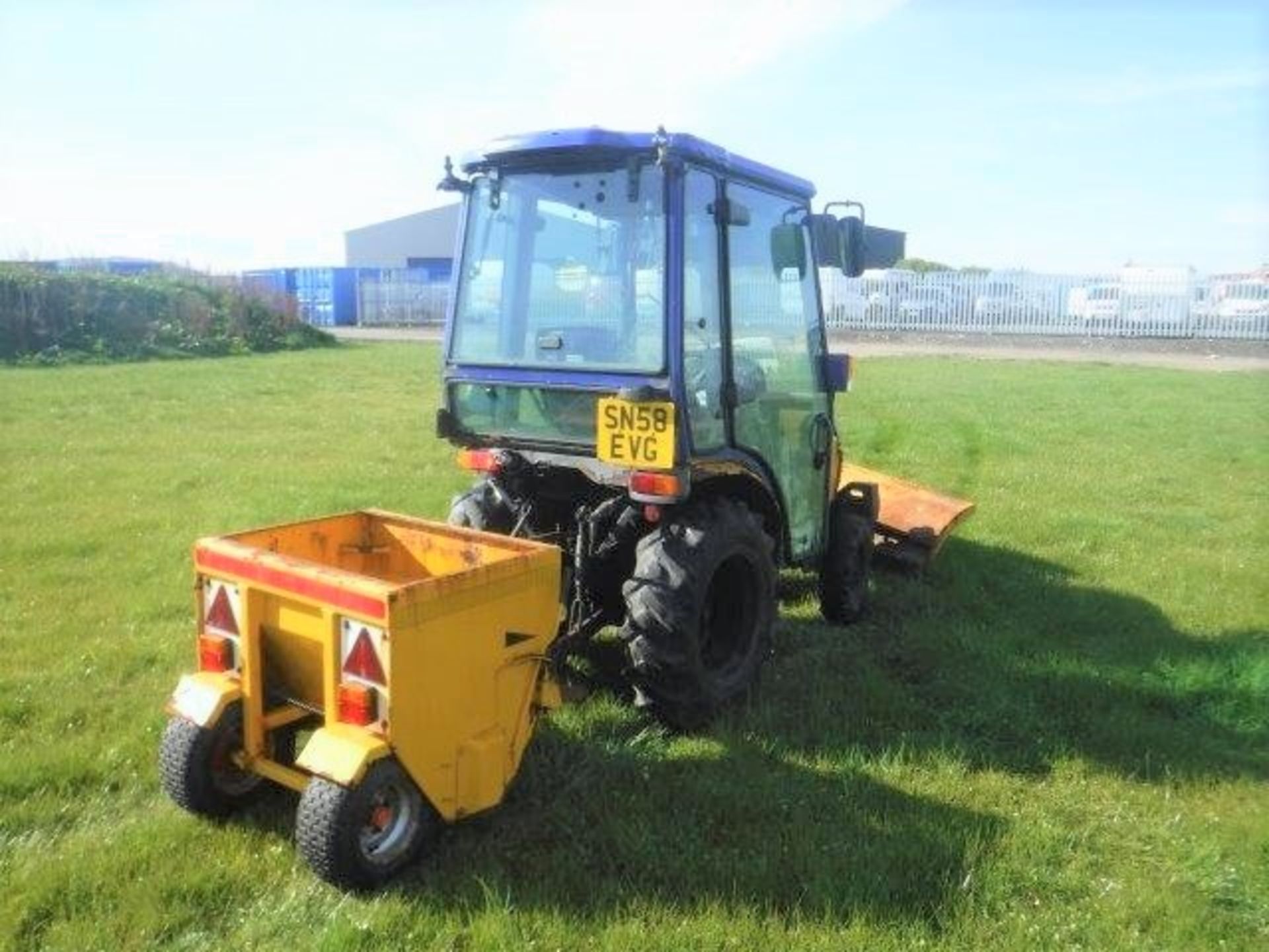 2008 KUBOTA B2400 Mini Tractor s/n B2530DC30715. c/w footpath gritter, plough and salt hopper 1898hr - Image 10 of 15