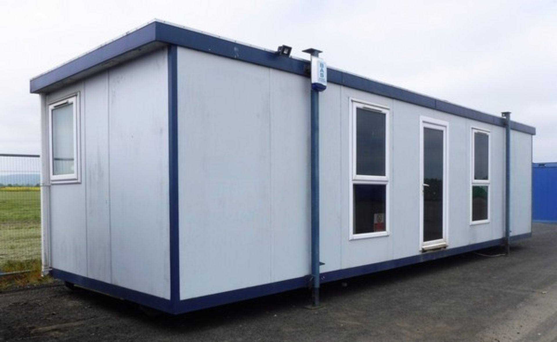 2007 PORTABLE BUILDING. 10m x 3.1m with toilet & kitchen. Double glazed, alarm fitted, insulated. - Image 6 of 12