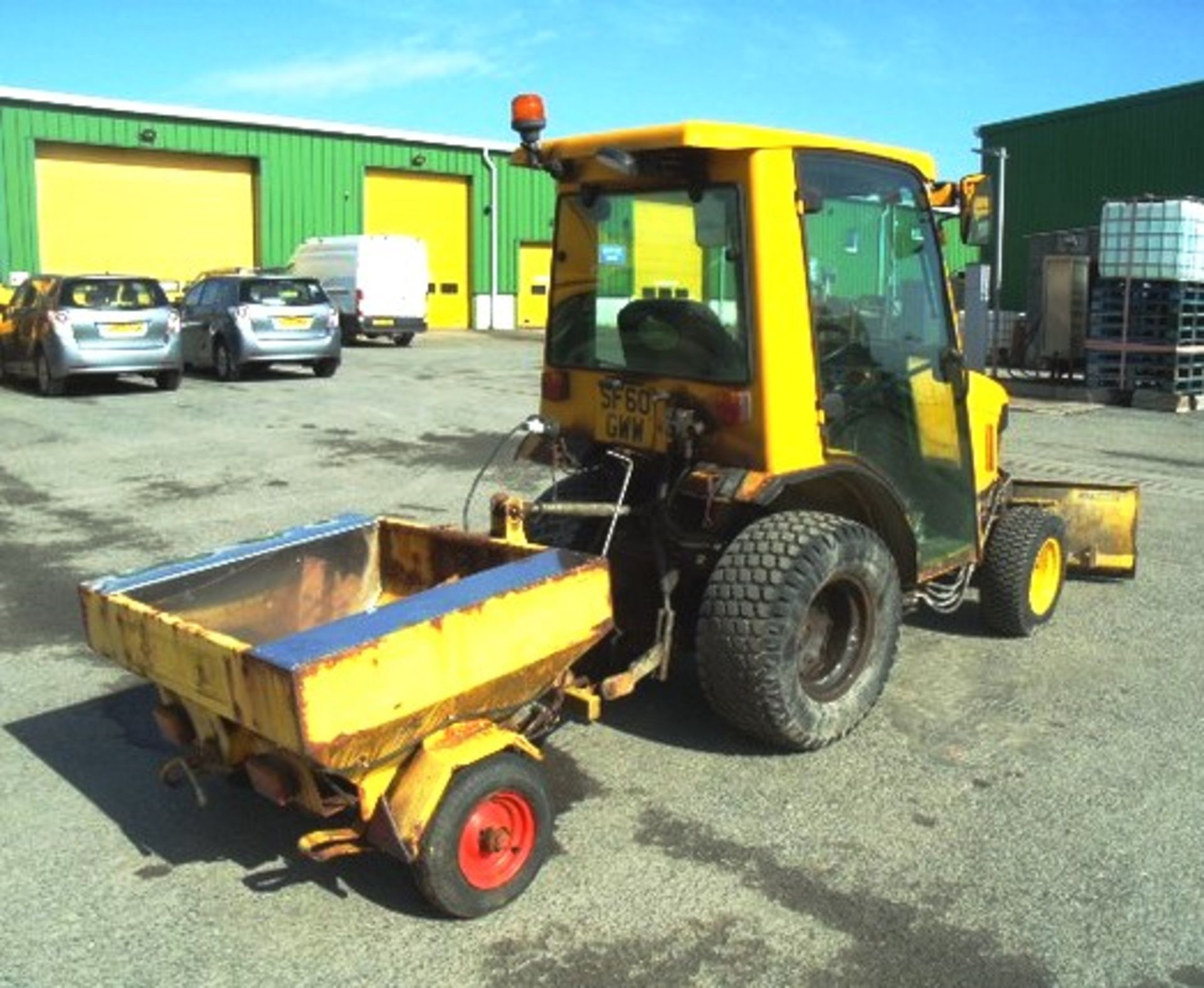 2010 JOHN DEERE 268 TRACTOR Reg No SF60 GWW.c/w rear trailed salt spreader and snow plough. 584 hrs - Image 17 of 21