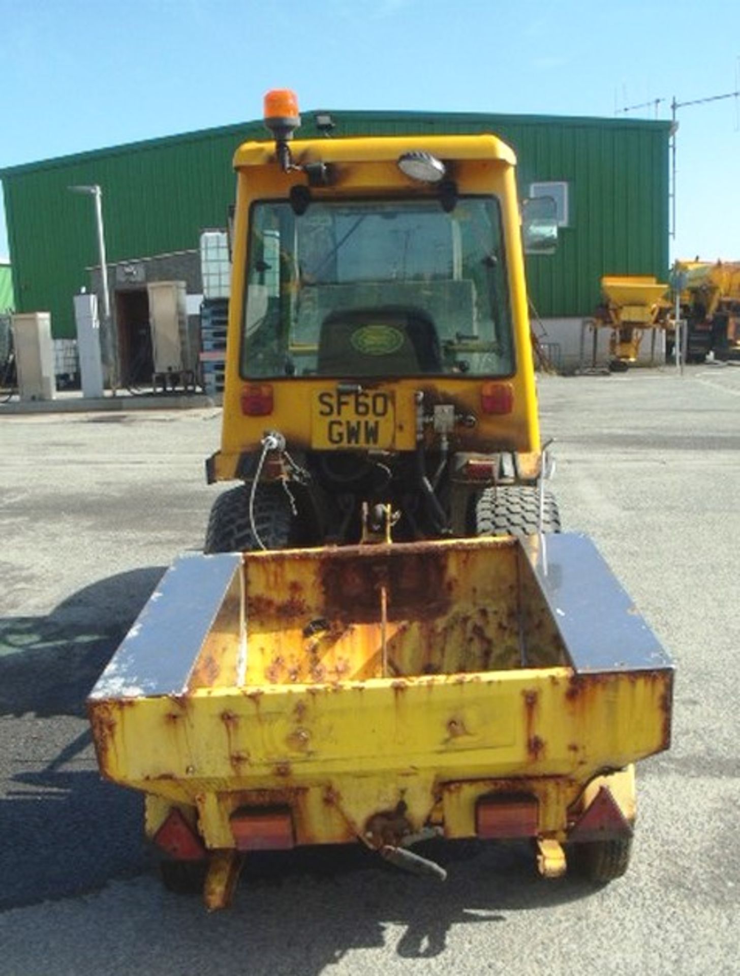 2010 JOHN DEERE 268 TRACTOR Reg No SF60 GWW.c/w rear trailed salt spreader and snow plough. 584 hrs - Image 18 of 21