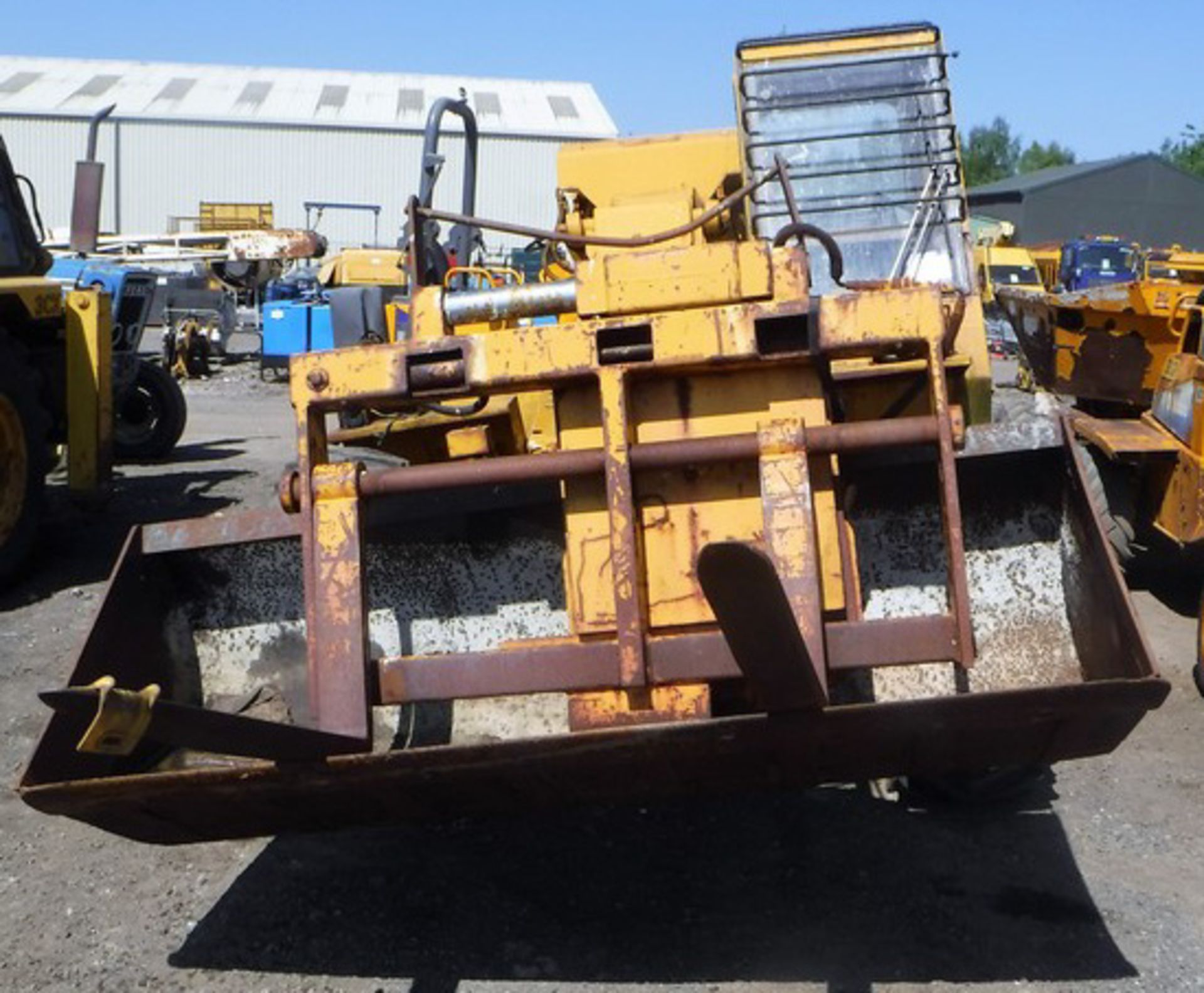 TELEHANDLER 121D01008 c/w gp bucket & pallet forks. 5698hrs (not verified) - Image 2 of 8