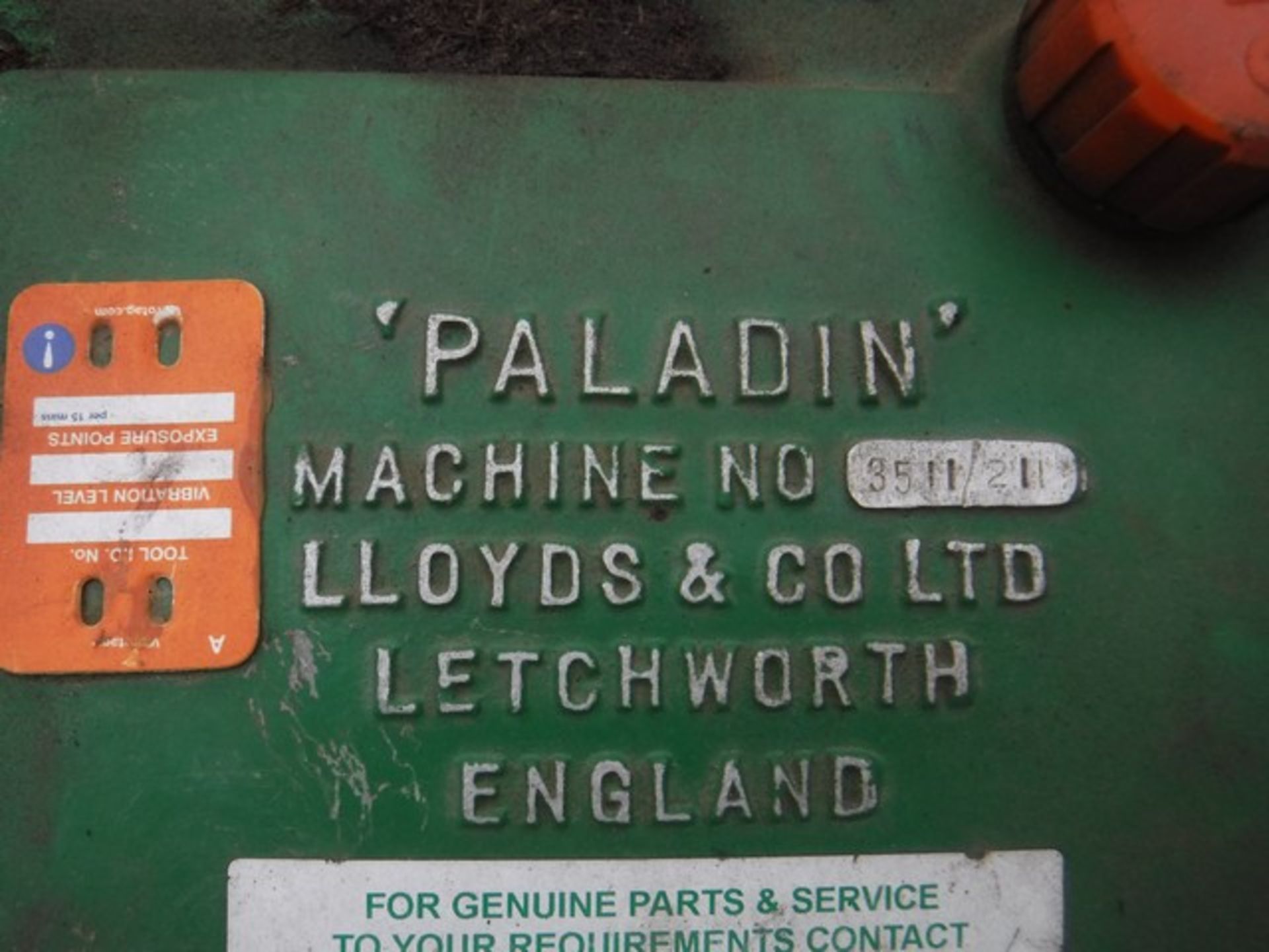 LLOYDS PALADIN petrol cylinder mower. - Bild 2 aus 3