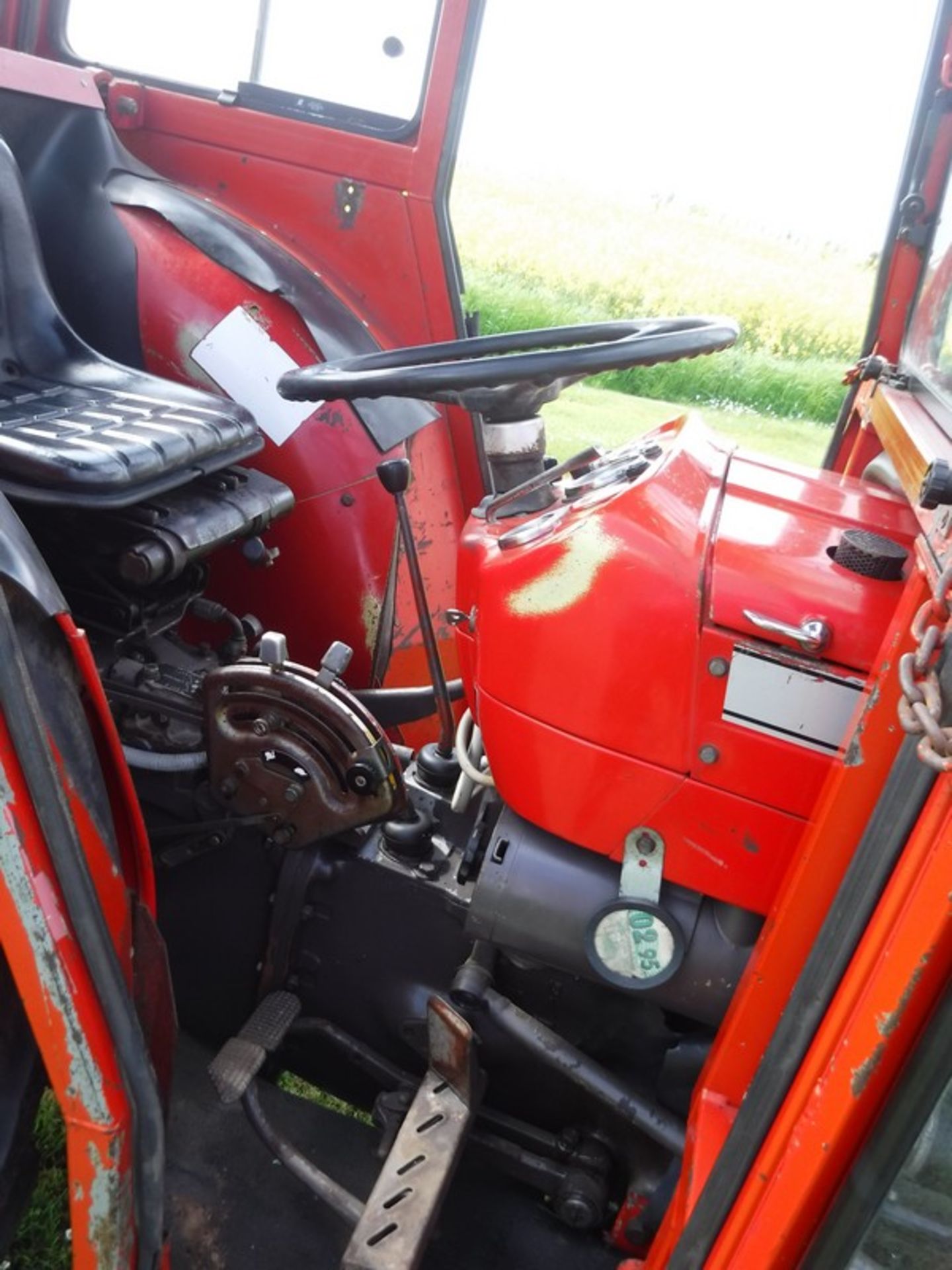 MASSY FERGUSON 1525 vine yard. Reg - JTS744X4886hrs (not verified) - Image 3 of 18