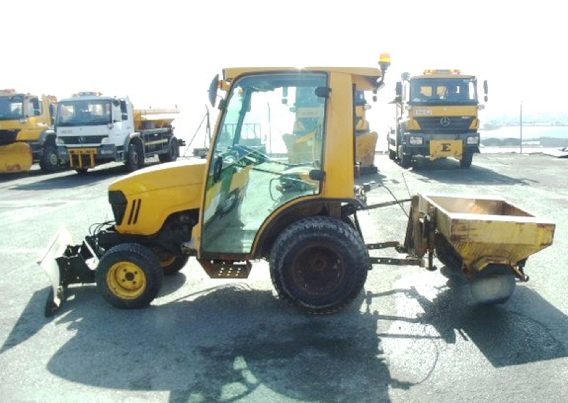 2010 JOHN DEERE 268 TRACTOR Reg No SF60 GWW.c/w rear trailed salt spreader and snow plough. 584 hrs - Bild 20 aus 21