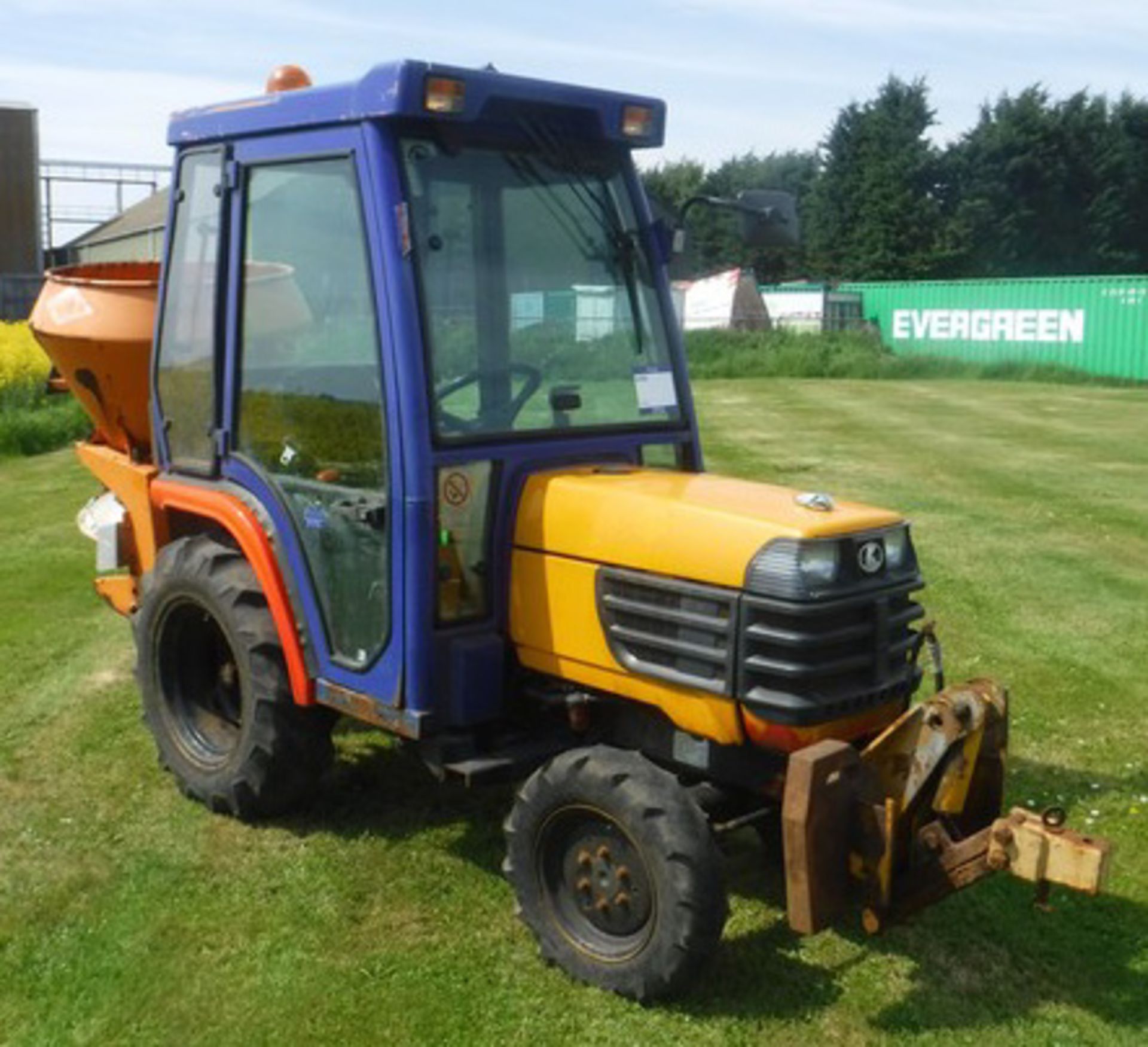 2007 KUBOTA B2400 Mini Tractor s/n B2410D32414 c/w footpath gritter, plough & salt hopper, . Reg no - Image 14 of 19