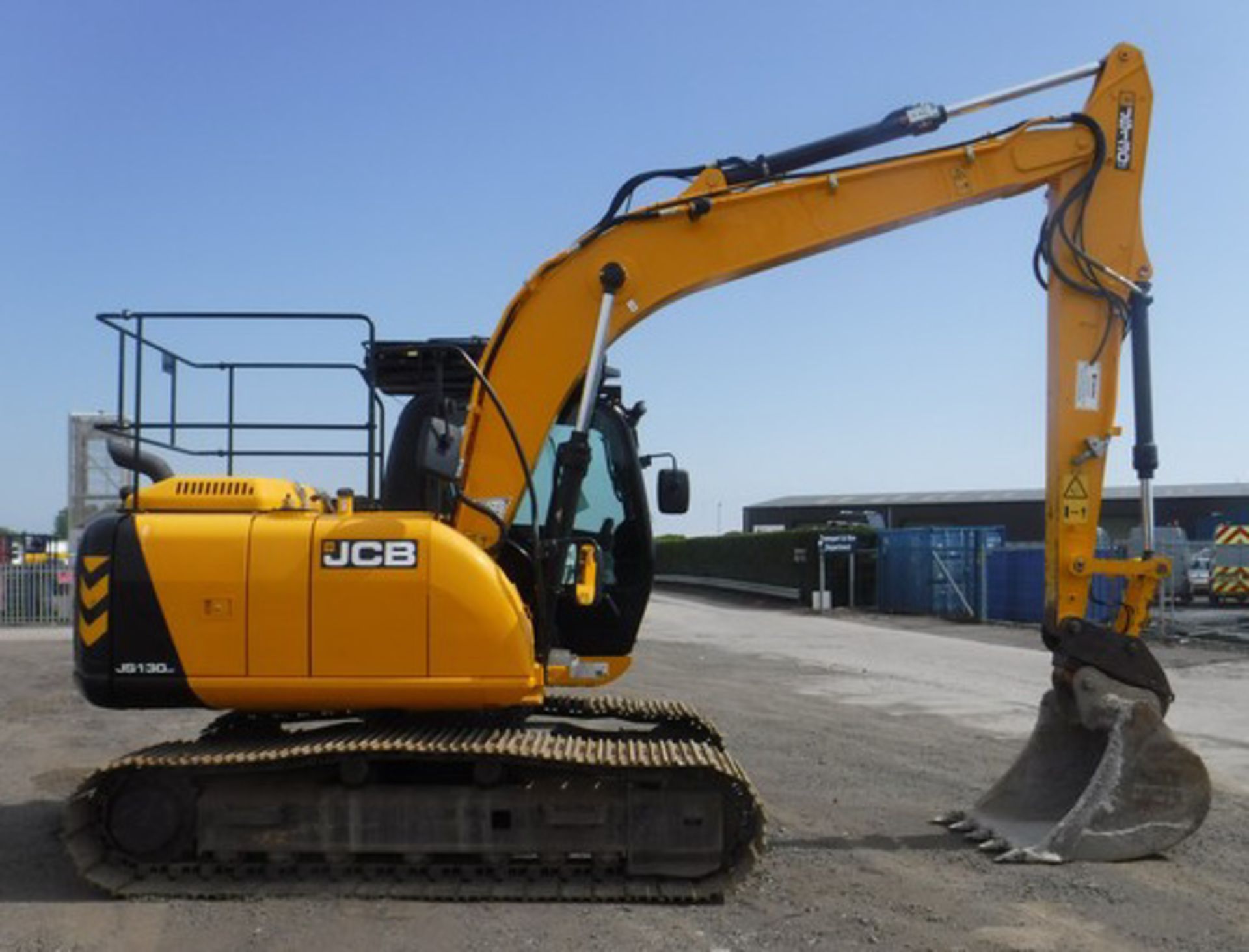 2014 JCB JS130LC S/N 2134601.c/w 1 bucket, hammer lines, hydraulic q/hitch, 700m pads, cab guards 56