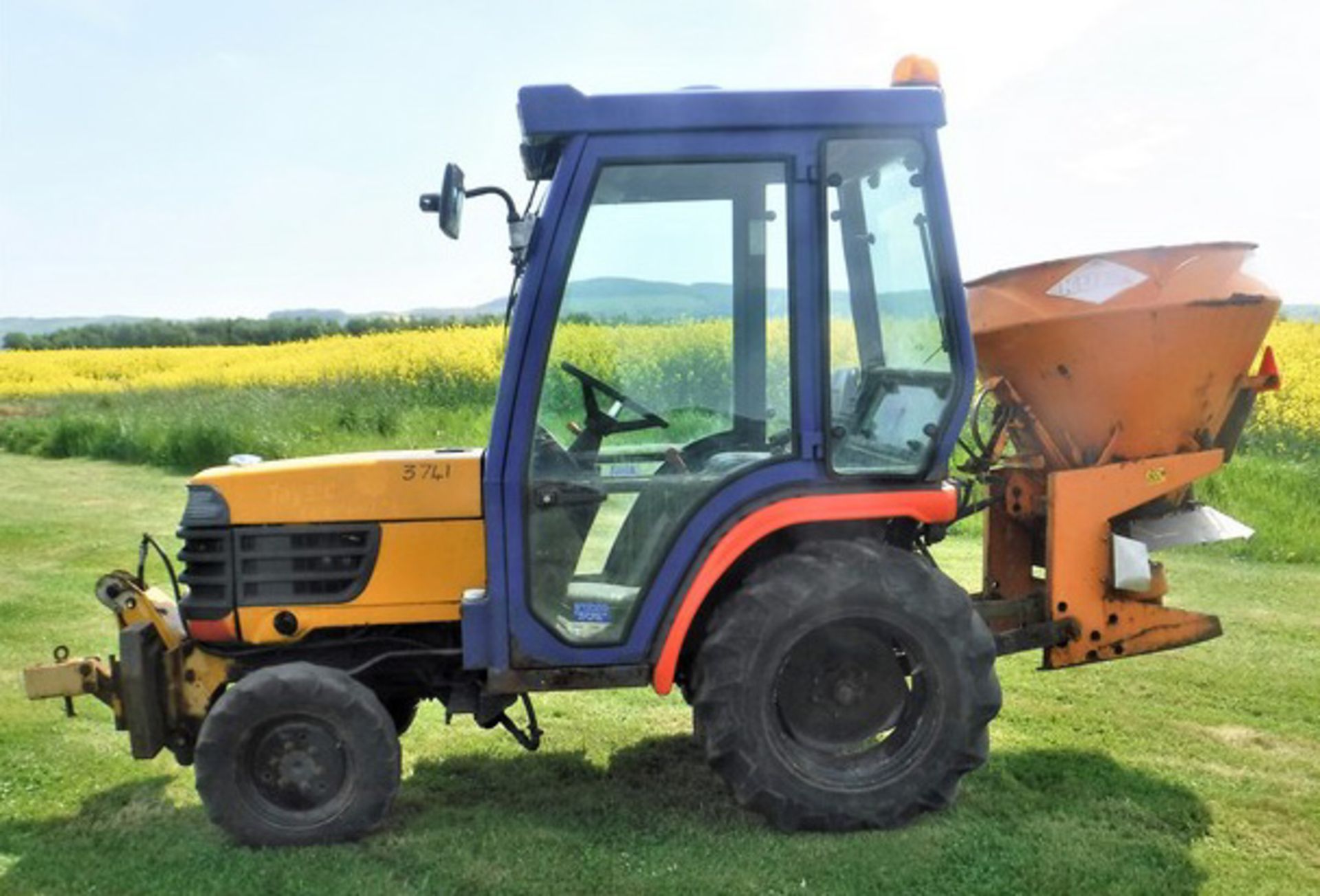 2007 KUBOTA B2400 Mini Tractor s/n B2410D32414 c/w footpath gritter, plough & salt hopper, . Reg no - Image 19 of 19