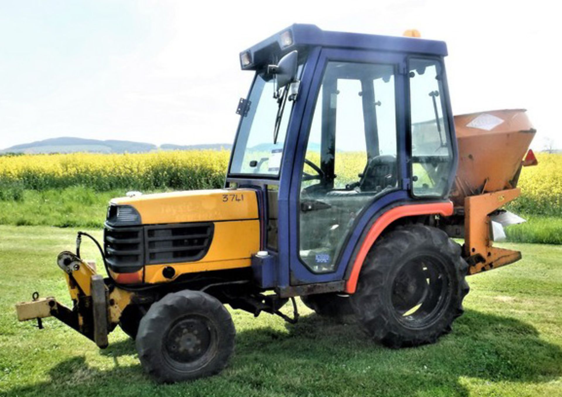 2007 KUBOTA B2400 Mini Tractor s/n B2410D32414 c/w footpath gritter, plough & salt hopper, . Reg no