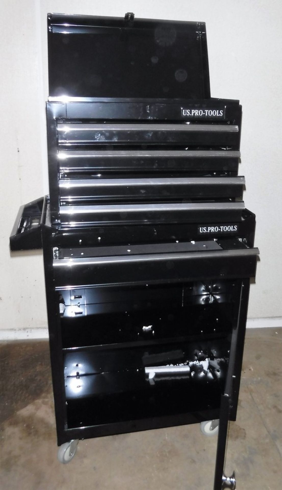 HIGH QUALITY CHEST TOOL BOX c/w ball bearing slide drawers. Body reinforced design. Can be locked wi - Image 2 of 3