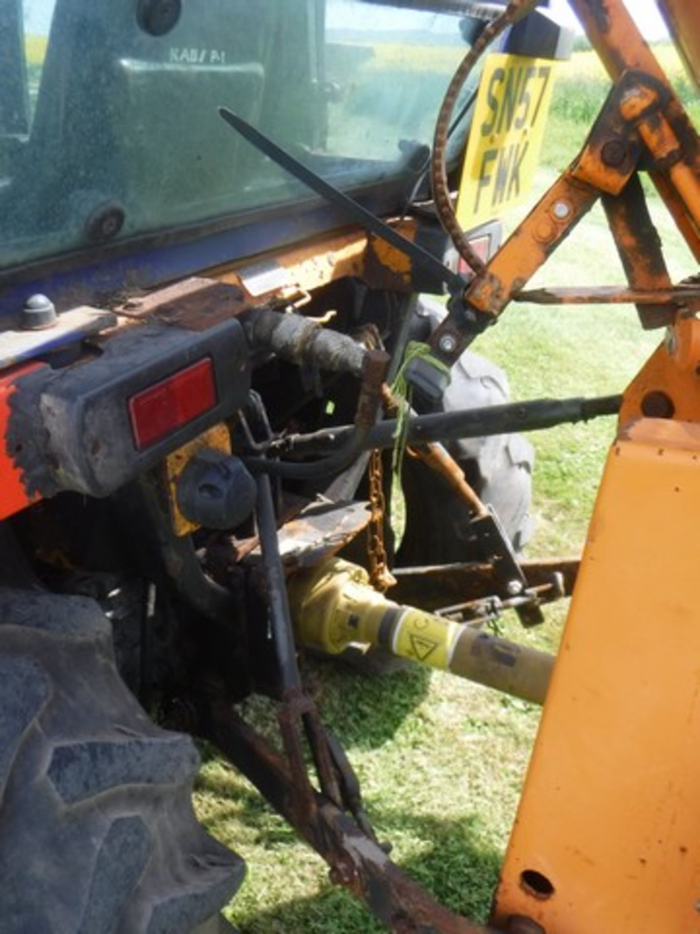 2007 KUBOTA B2400 Mini Tractor s/n B2410D32414 c/w footpath gritter, plough & salt hopper, . Reg no - Image 2 of 19
