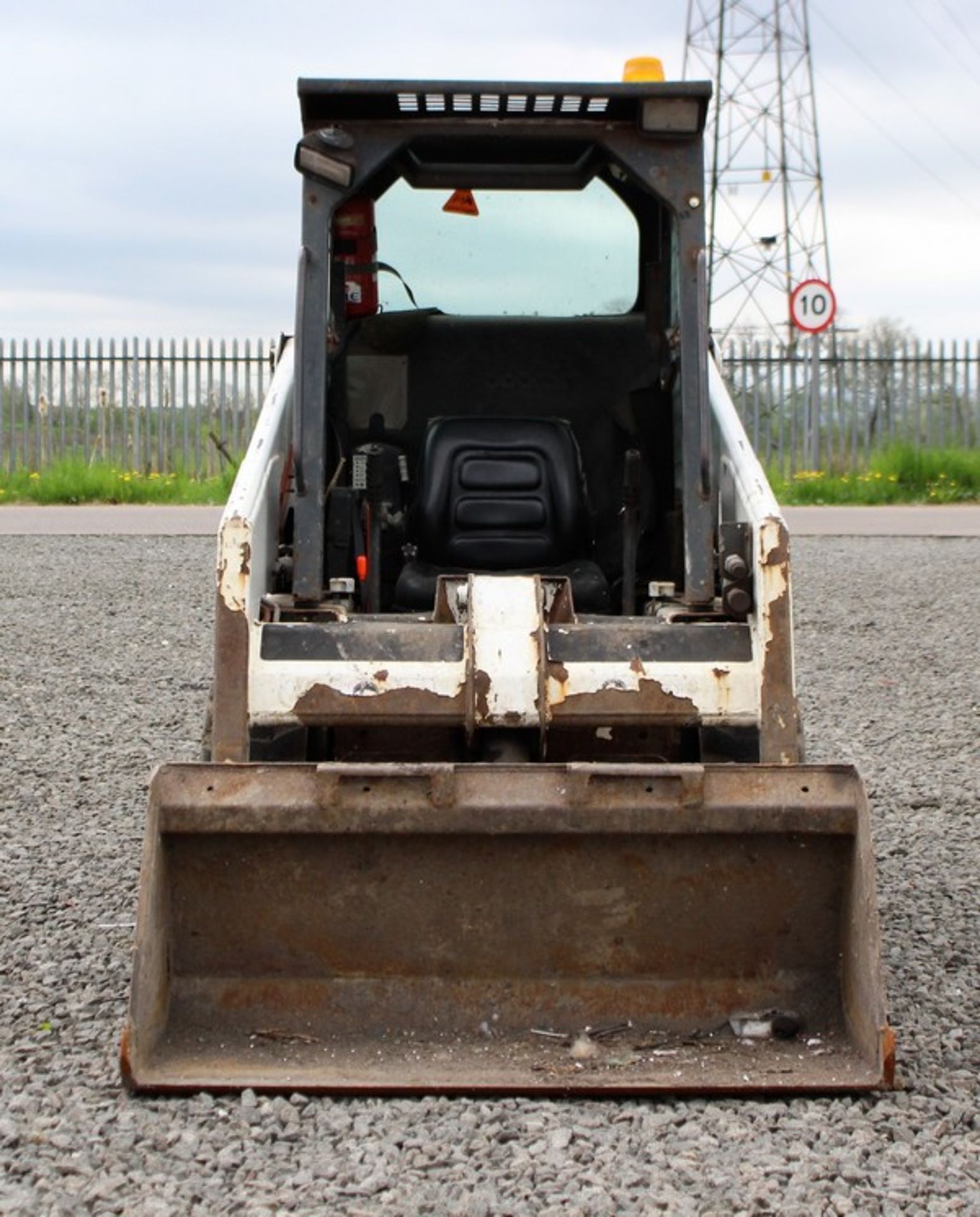 2001 BOBCAT 553 skidsteer loader S/N 516414717. c/w one bucket. 1577 hrs (not verified). - Image 6 of 10