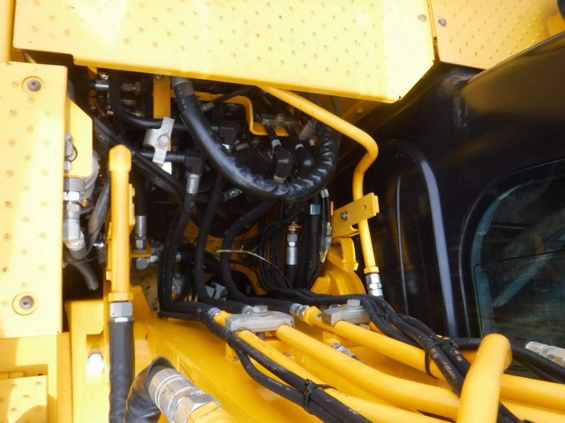 2014 JCB JS130LC S/N 2134601.c/w 1 bucket, hammer lines, hydraulic q/hitch, 700m pads, cab guards 56 - Image 2 of 21