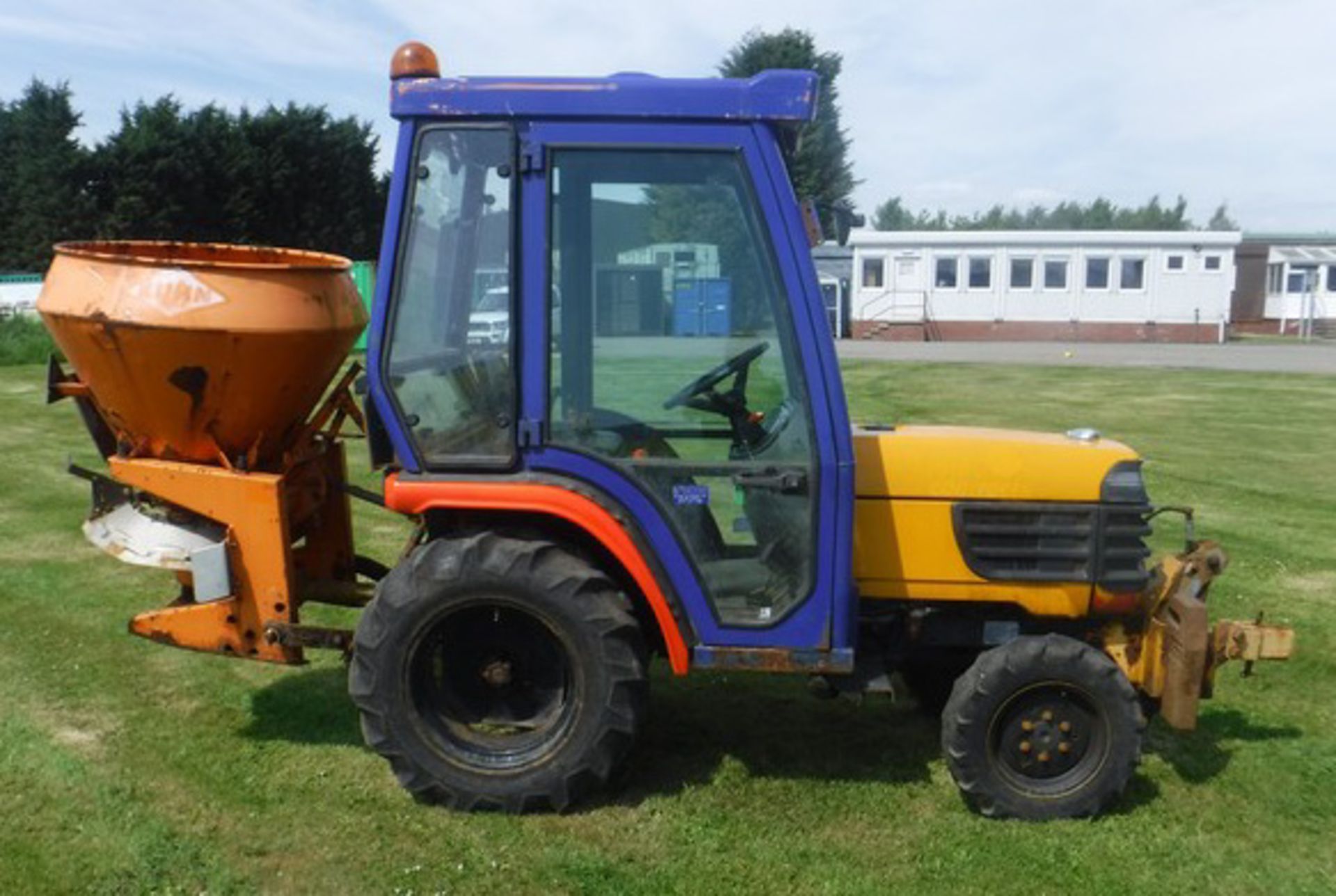 2007 KUBOTA B2400 Mini Tractor s/n B2410D32414 c/w footpath gritter, plough & salt hopper, . Reg no - Bild 15 aus 19