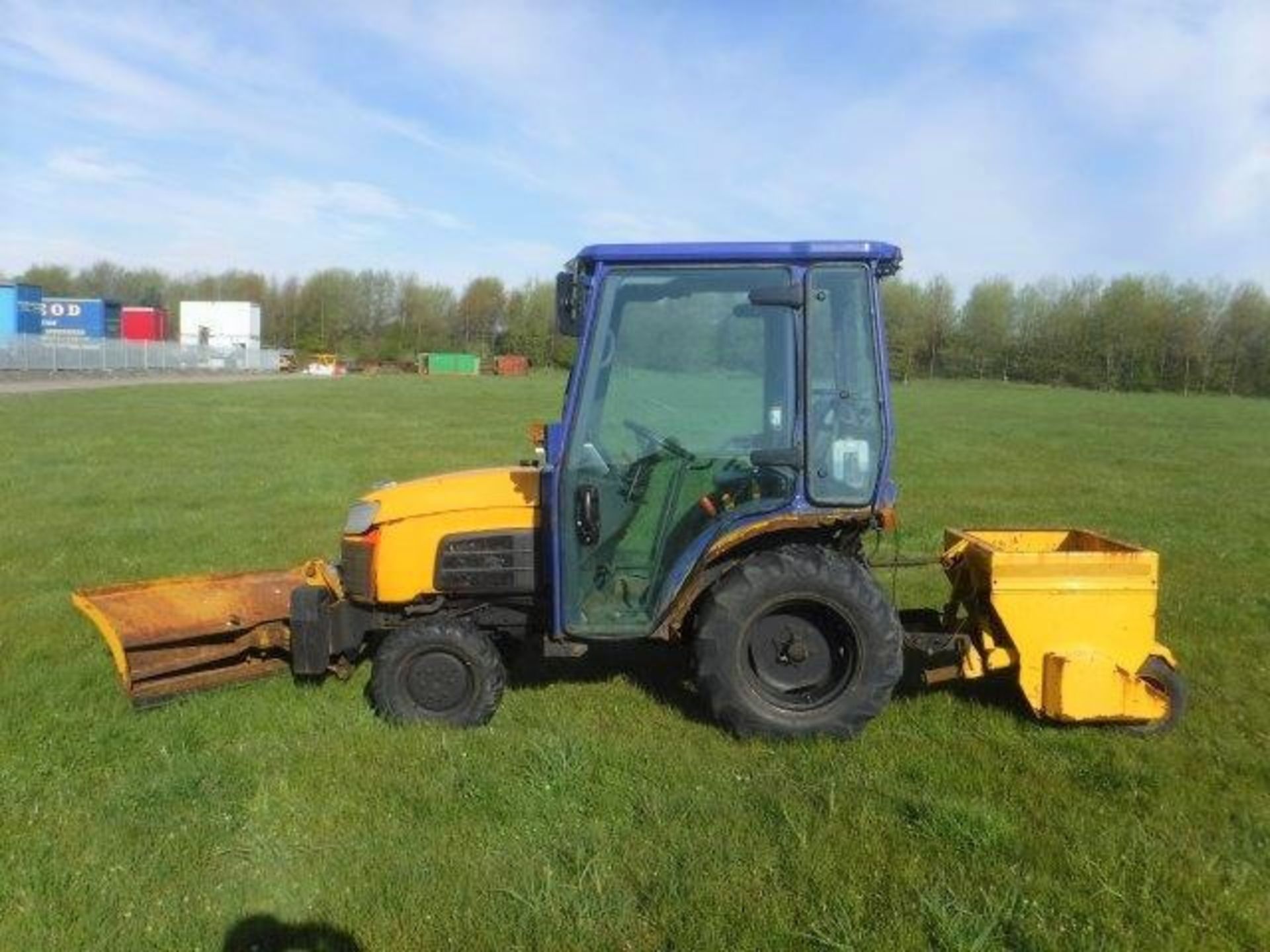 2008 KUBOTA B2400 Mini Tractor s/n B2530DC30715. c/w footpath gritter, plough and salt hopper 1898hr - Image 13 of 15