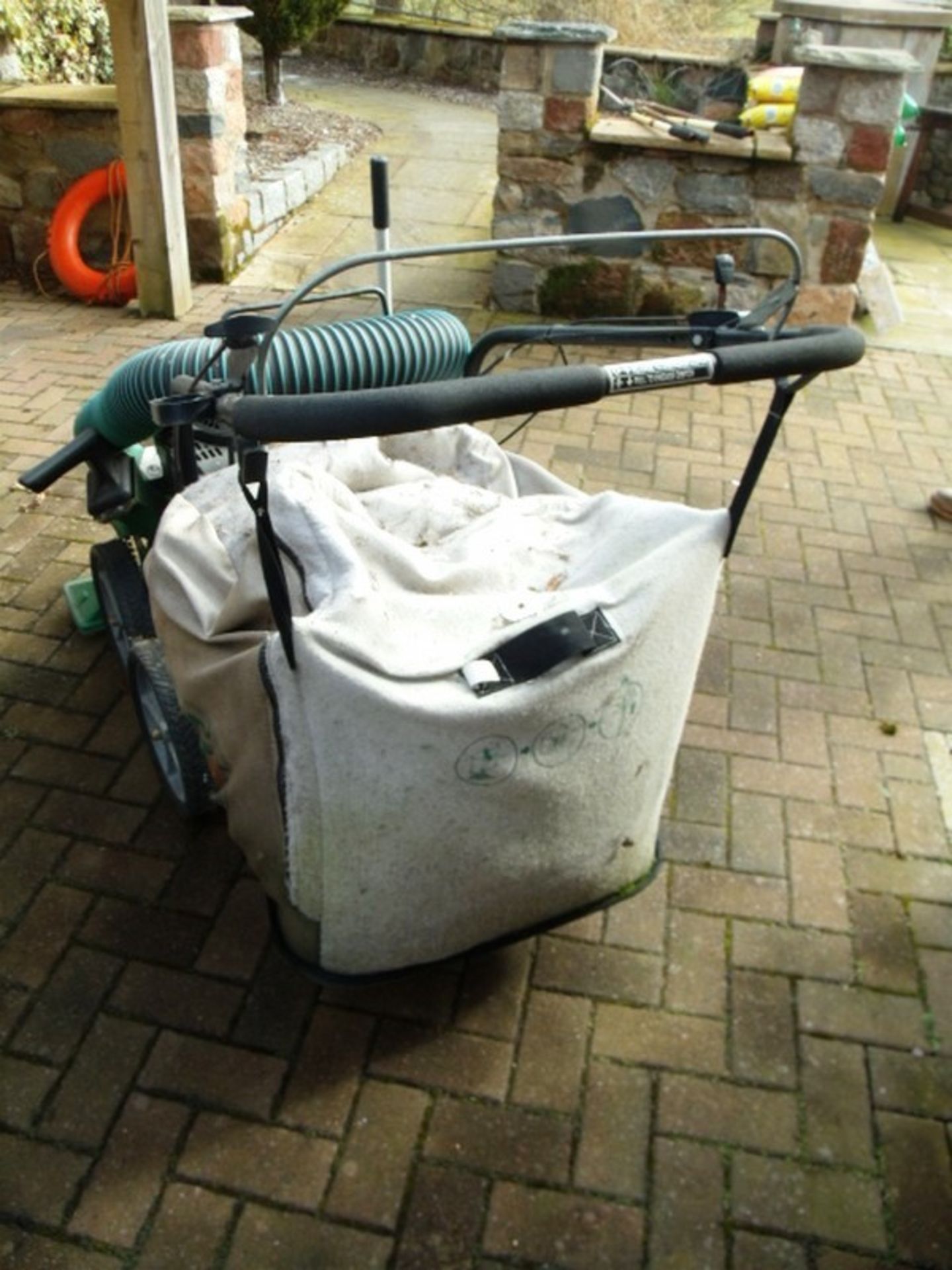 BILLY GOAT self propelled vacuum chipper. ID 1931 - Bild 3 aus 9