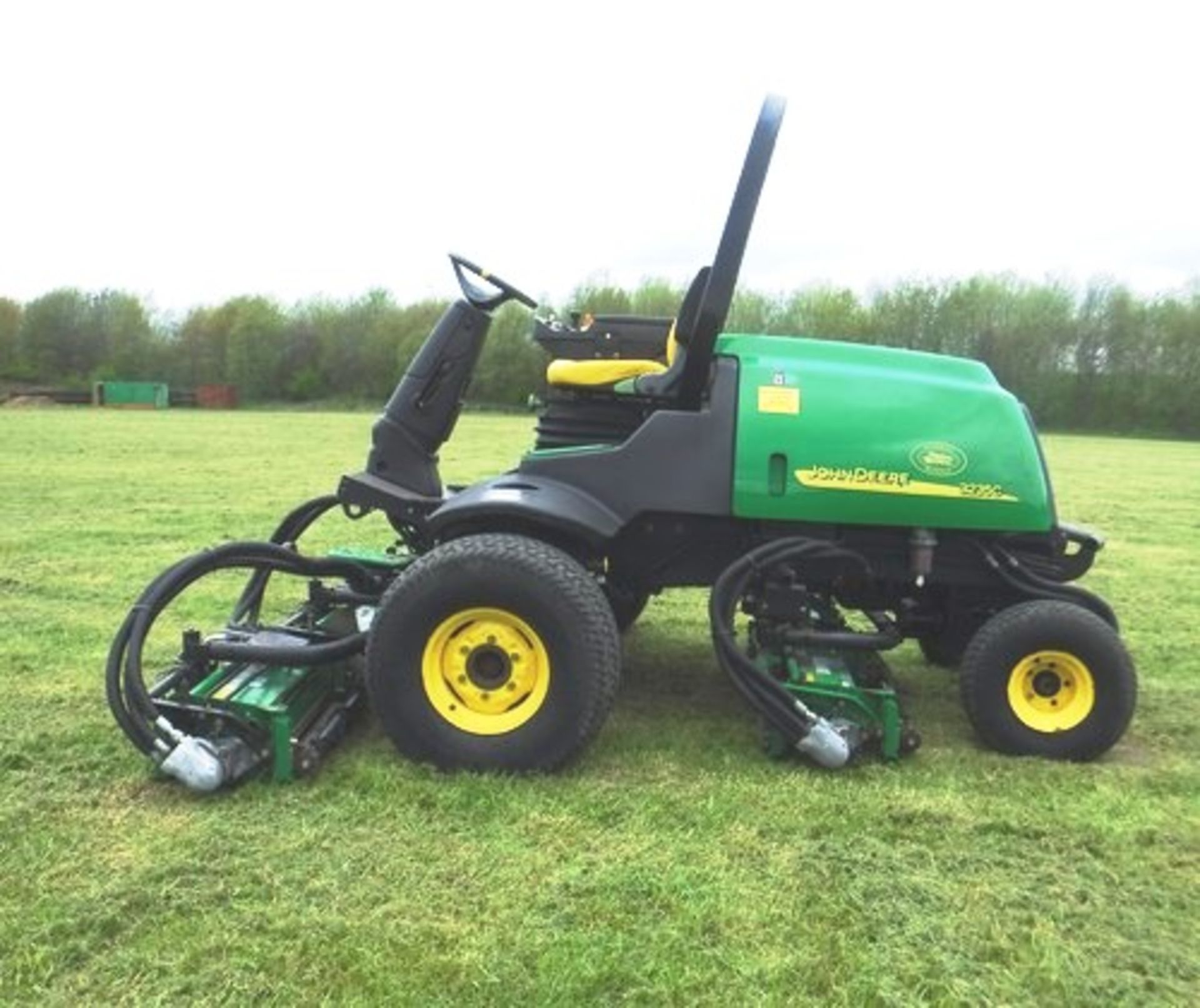 JOHN DEERE 3233C 3 gang out front ride on mower s/n TC32335C040226. 2601hrs (not verified). - Image 10 of 11