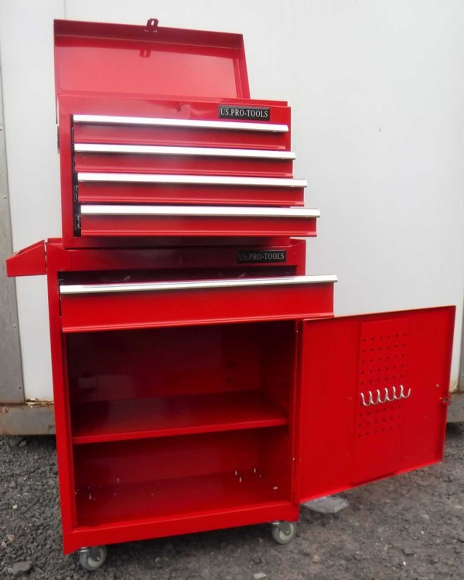 HIGH QUALITY CHEST TOOL BOX c/w ball bearing slide drawers. Body reinforced design. Can be locked wi - Image 3 of 5