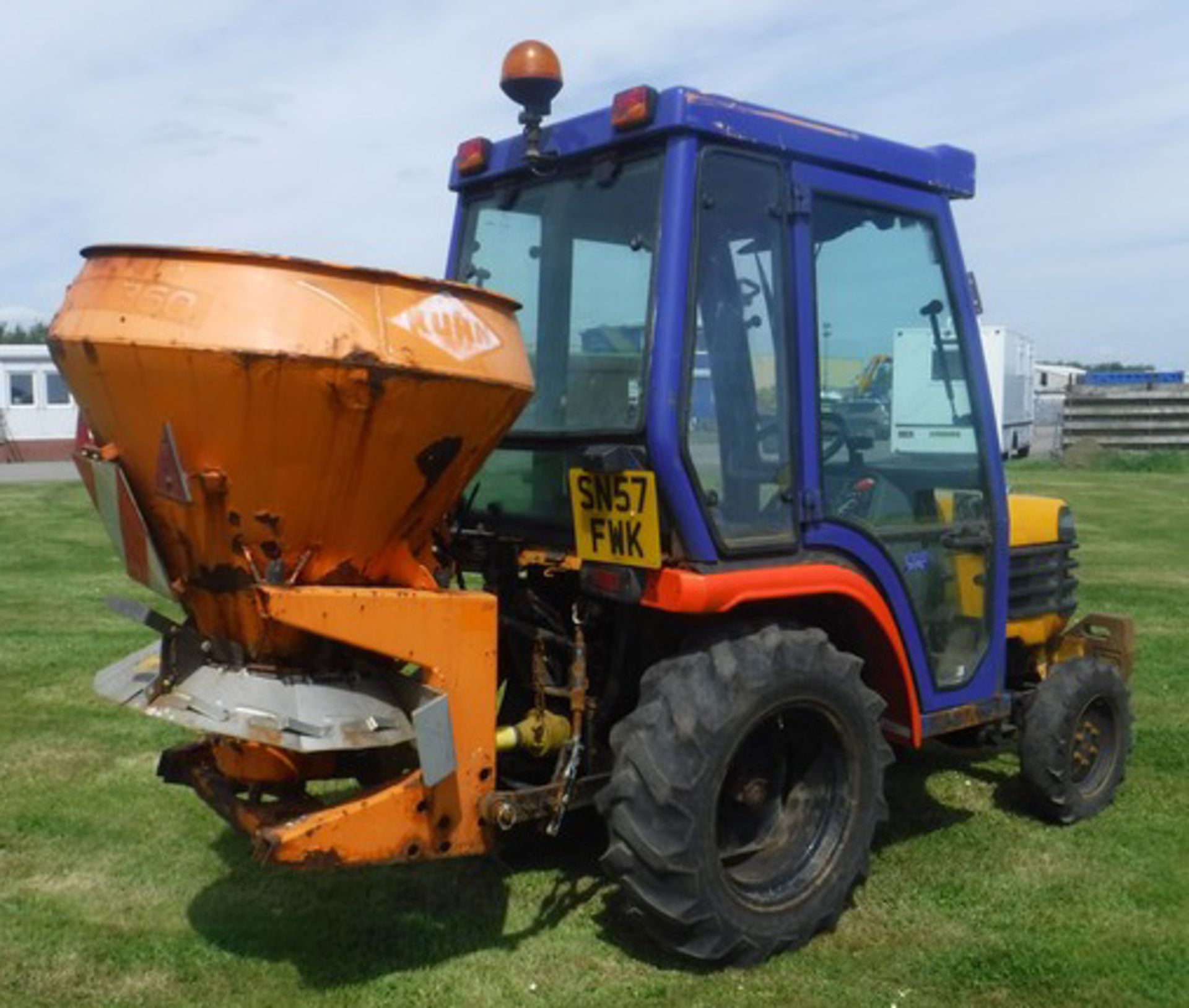 2007 KUBOTA B2400 Mini Tractor s/n B2410D32414 c/w footpath gritter, plough & salt hopper, . Reg no - Image 16 of 19