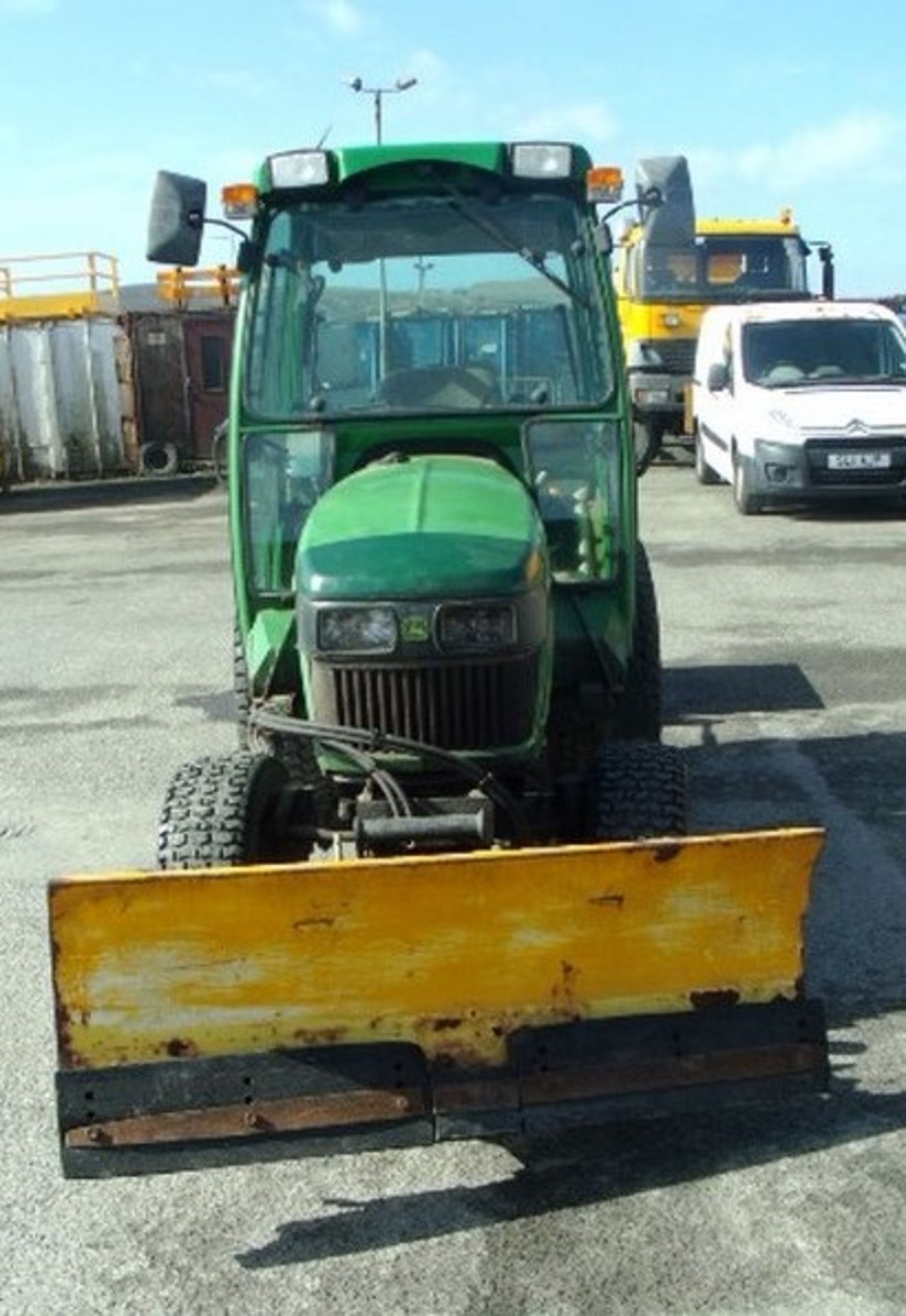 2007 JOHN DEERE 2520 MST Tractor Reg No SN57 EXB c/w rear trailed salt spreader and snow plough. 90 - Bild 12 aus 22