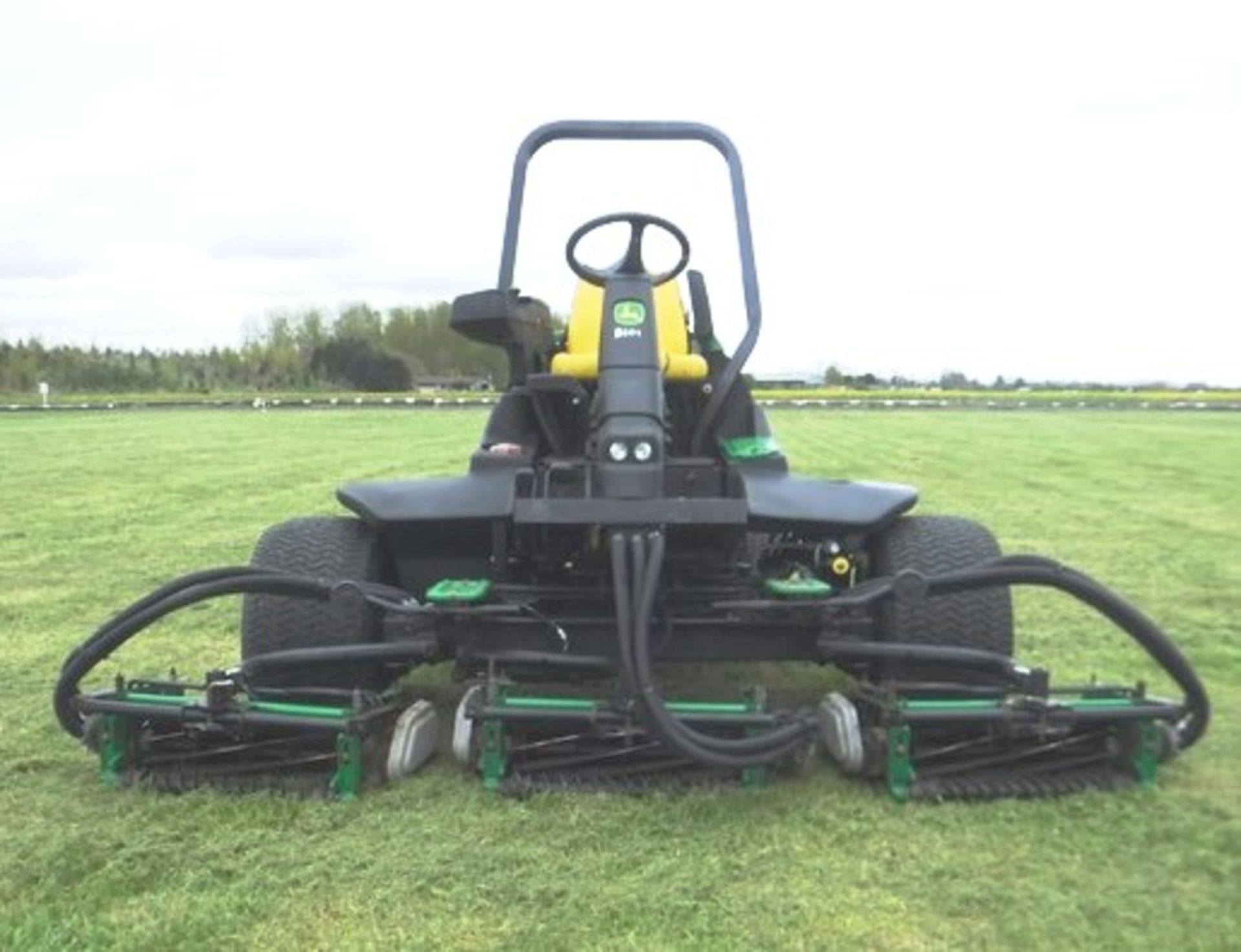 JOHN DEERE 3233C 3 gang out front ride on mower s/n TC32335C040226. 2601hrs (not verified). - Image 4 of 11