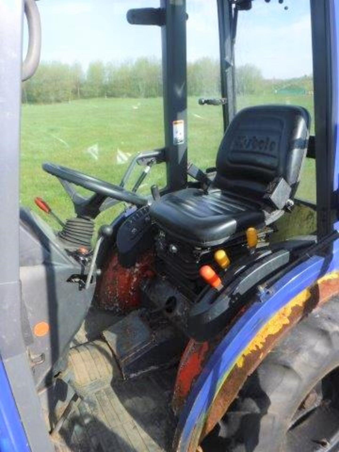 2008 KUBOTA B2400 Mini Tractor s/n B2530DC30715. c/w footpath gritter, plough and salt hopper 1898hr - Image 3 of 15