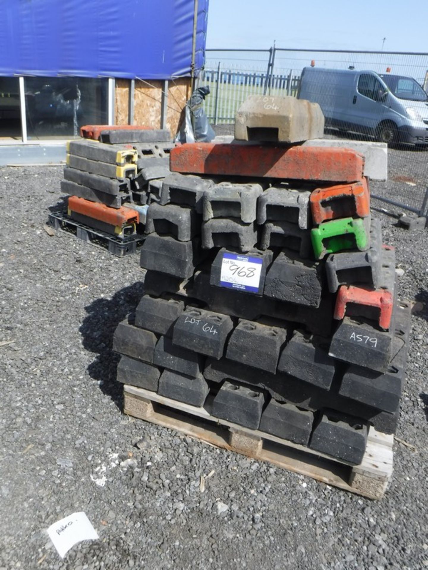 HERAS security fencing feet x 2 pallets - Image 2 of 3