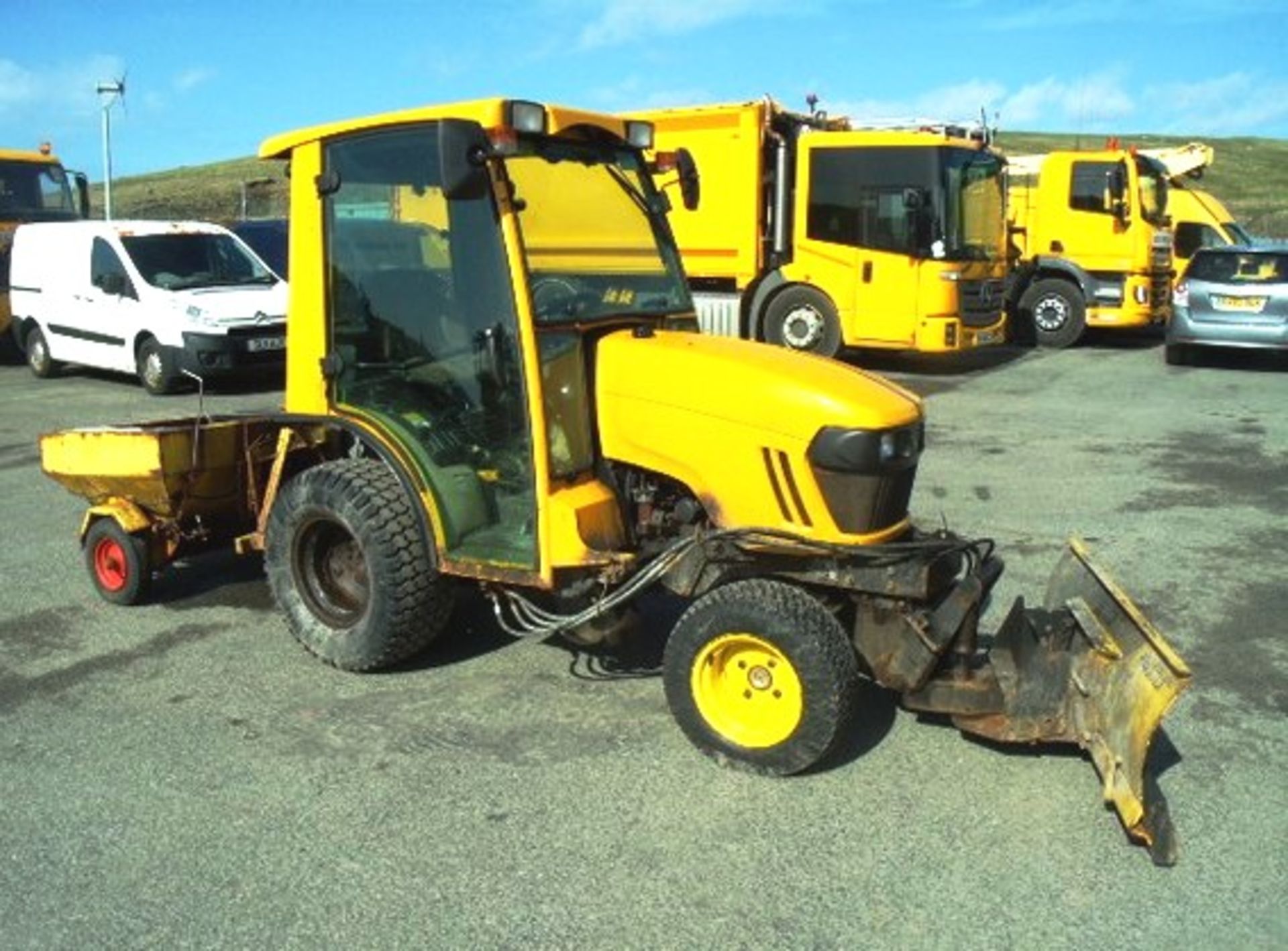 2010 JOHN DEERE 268 TRACTOR Reg No SF60 GWW.c/w rear trailed salt spreader and snow plough. 584 hrs - Image 15 of 21