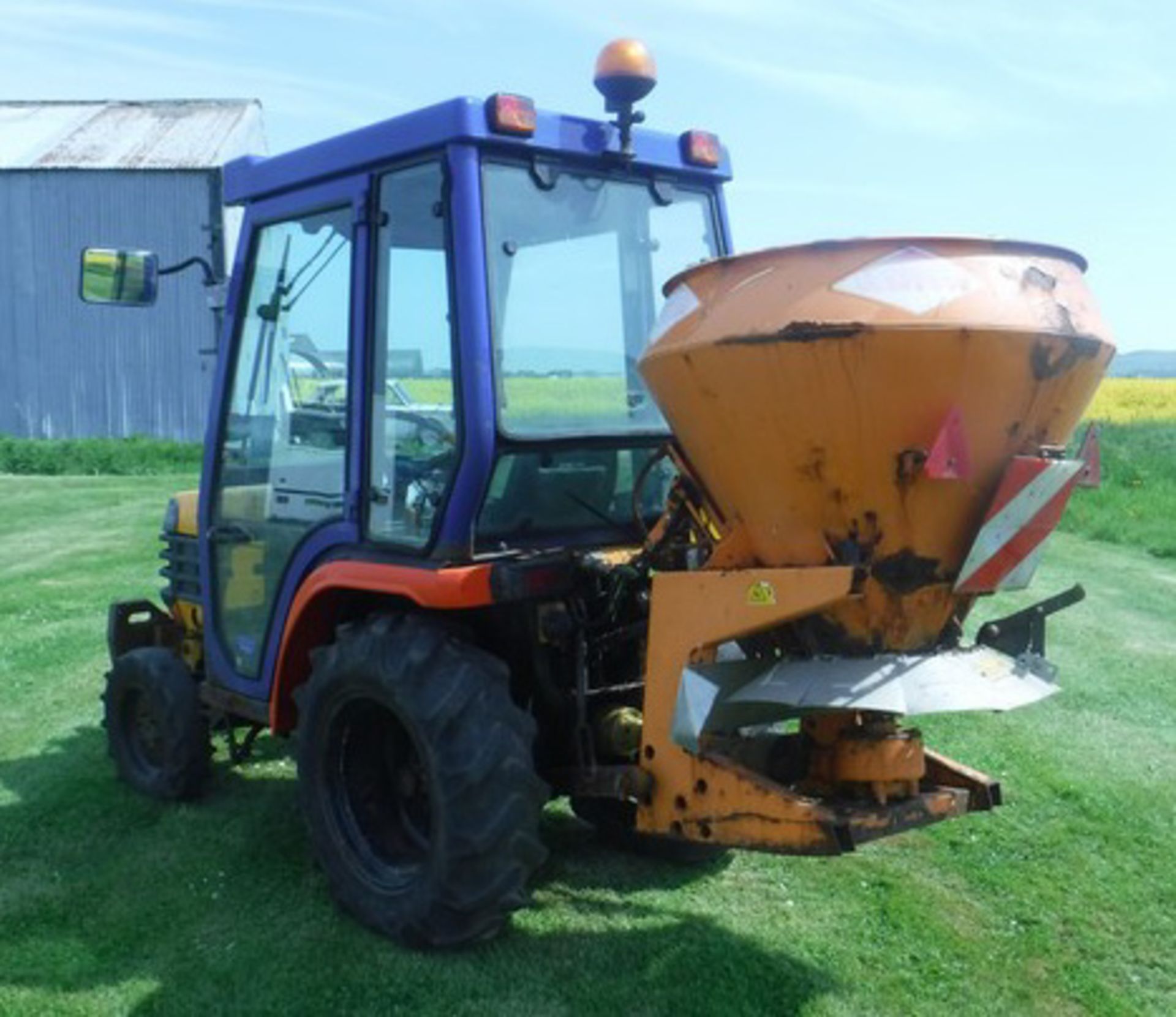 2007 KUBOTA B2400 Mini Tractor s/n B2410D32414 c/w footpath gritter, plough & salt hopper, . Reg no - Image 18 of 19