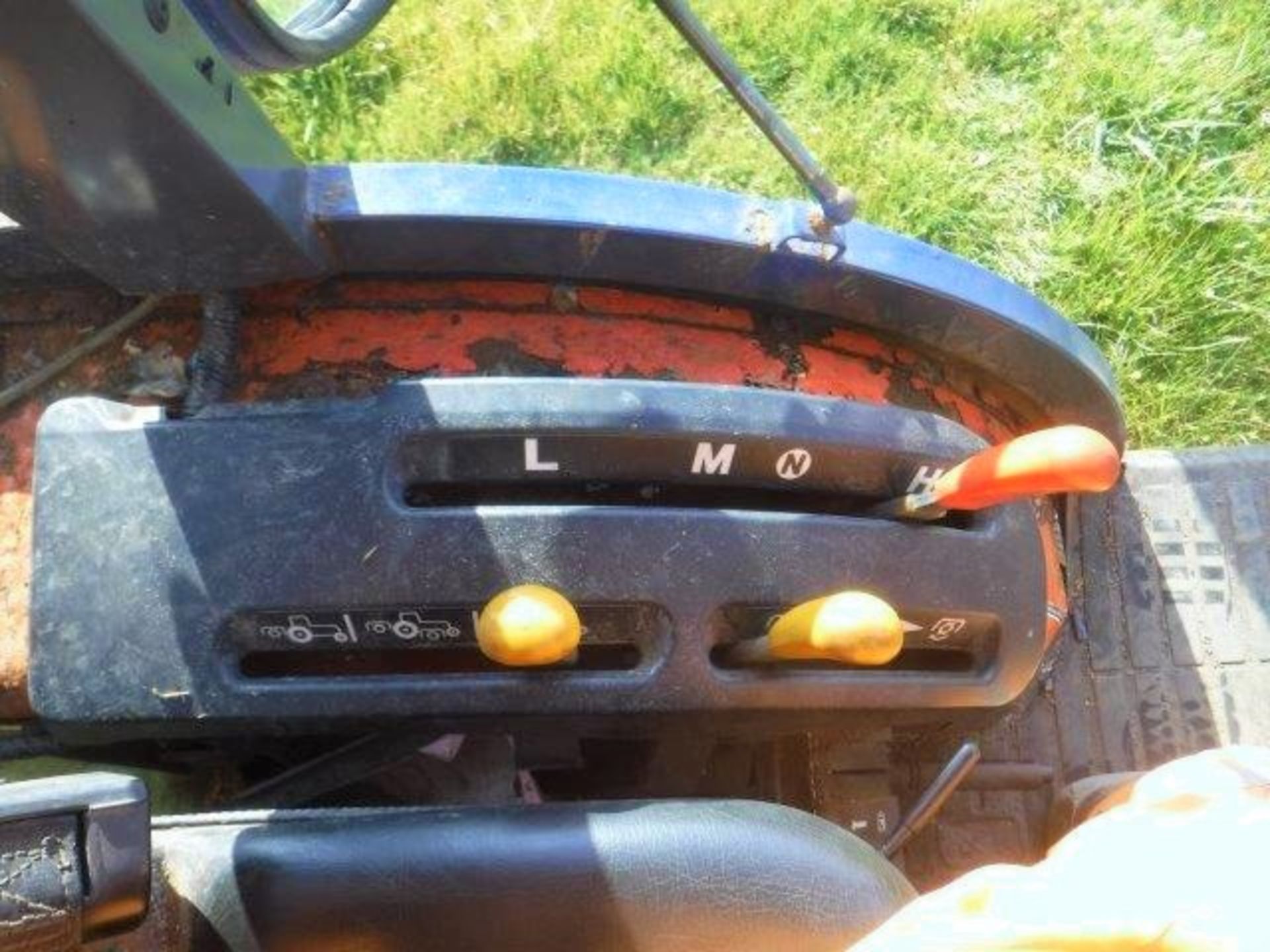 2008 KUBOTA B2400 Mini Tractor s/n B2530DC30715. c/w footpath gritter, plough and salt hopper 1898hr - Bild 5 aus 15