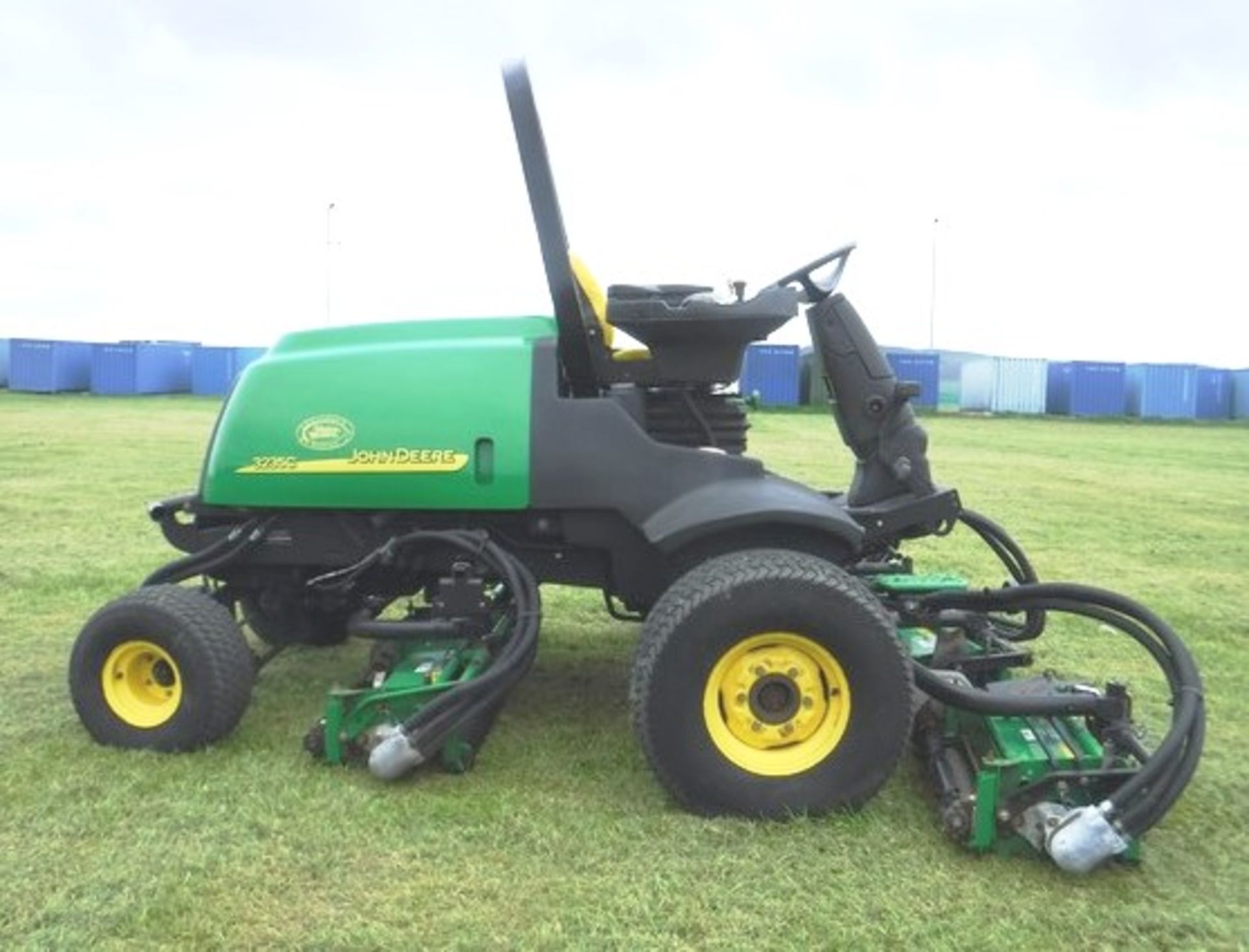 JOHN DEERE 3233C 3 gang out front ride on mower s/n TC32335C040226. 2601hrs (not verified). - Image 6 of 11