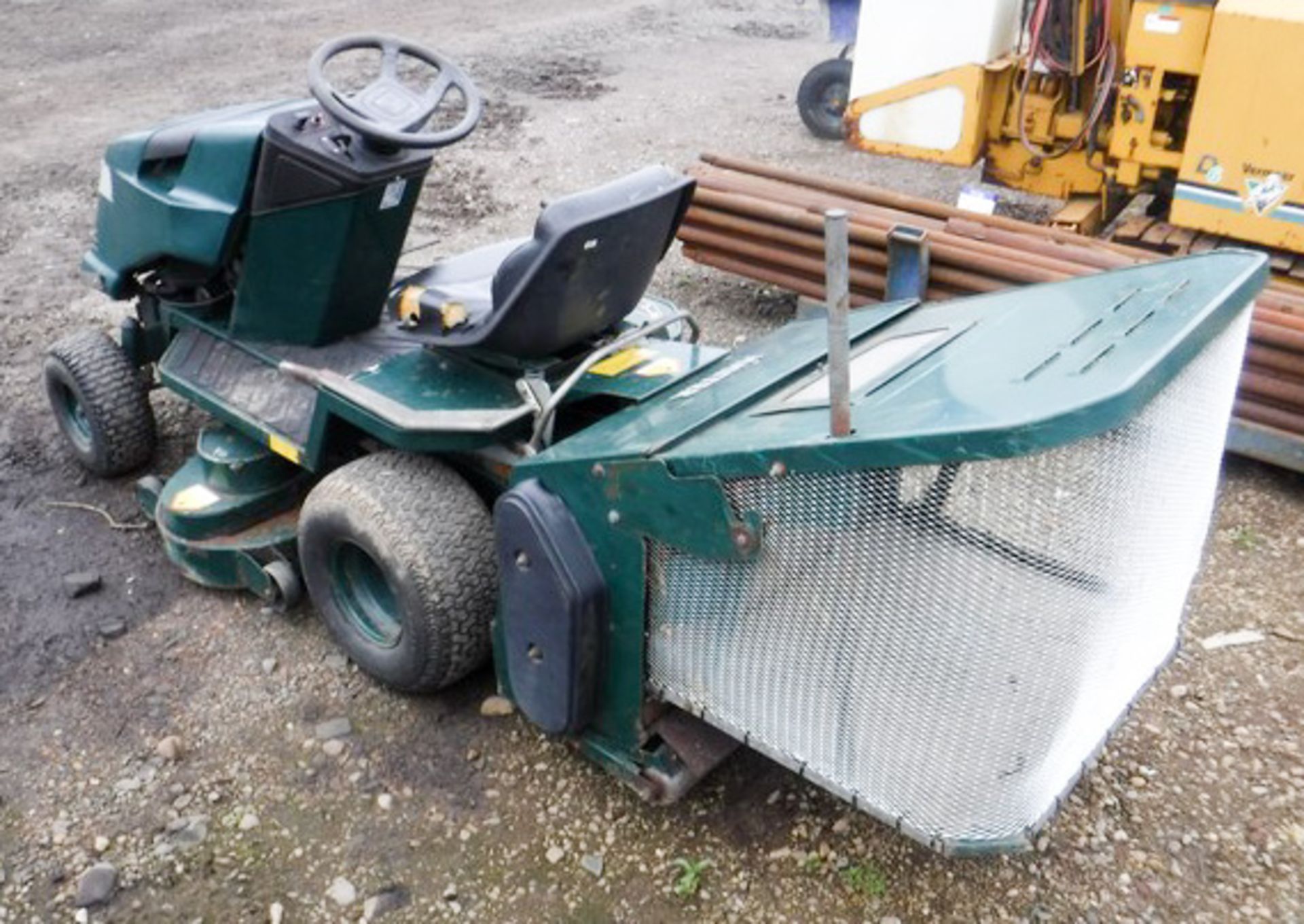 HAYTER H1842 RIDE ON MOWER 18 HP 42" CUT WITH SWEEPER & COLLECTION BOX/BASKET - Image 6 of 6