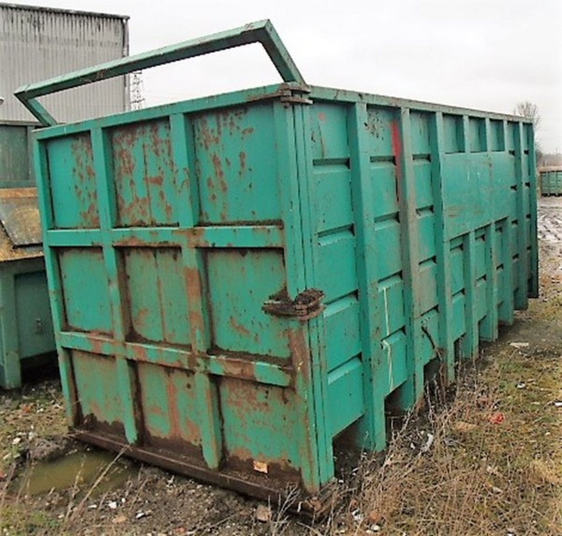 OPEN TOP SKIP C/W ACCESS LADDER. SOLD FROM ERROL AUCTION SITE. VIEWING AND UPLIFT FROM LOWER POLMAIS - Bild 4 aus 4