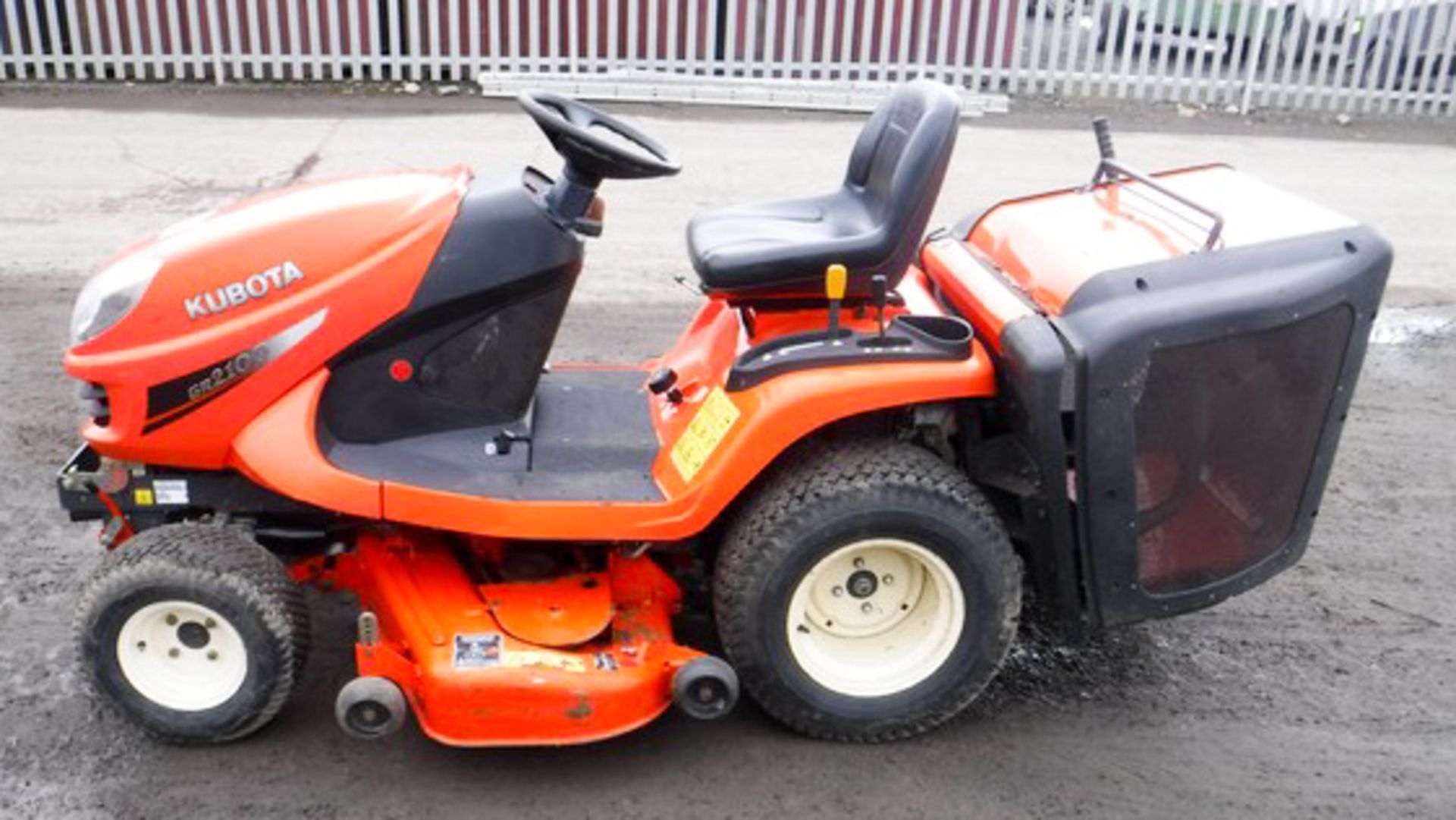 2005 KUBOTA GR2100EC DIESEL RIDE ON MOWER C/W 48" CUTTING DECK & COLLECTION 4WD S/N 10869 - Image 10 of 11