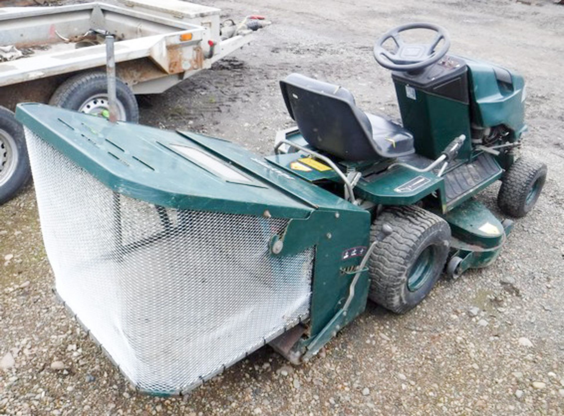 HAYTER H1842 RIDE ON MOWER 18 HP 42" CUT WITH SWEEPER & COLLECTION BOX/BASKET - Image 4 of 6