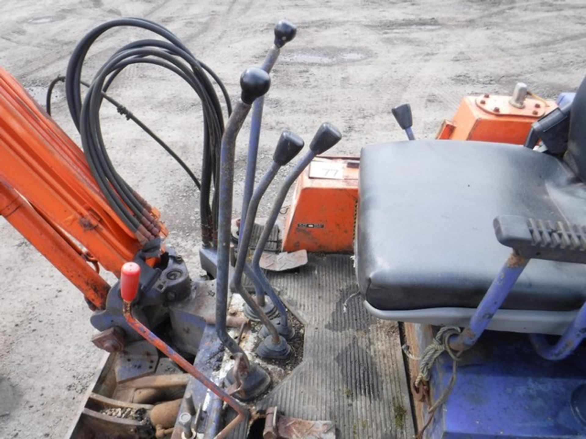 KUBOTA MINI DIGGER C/W 3 BUCKETS - Image 2 of 11