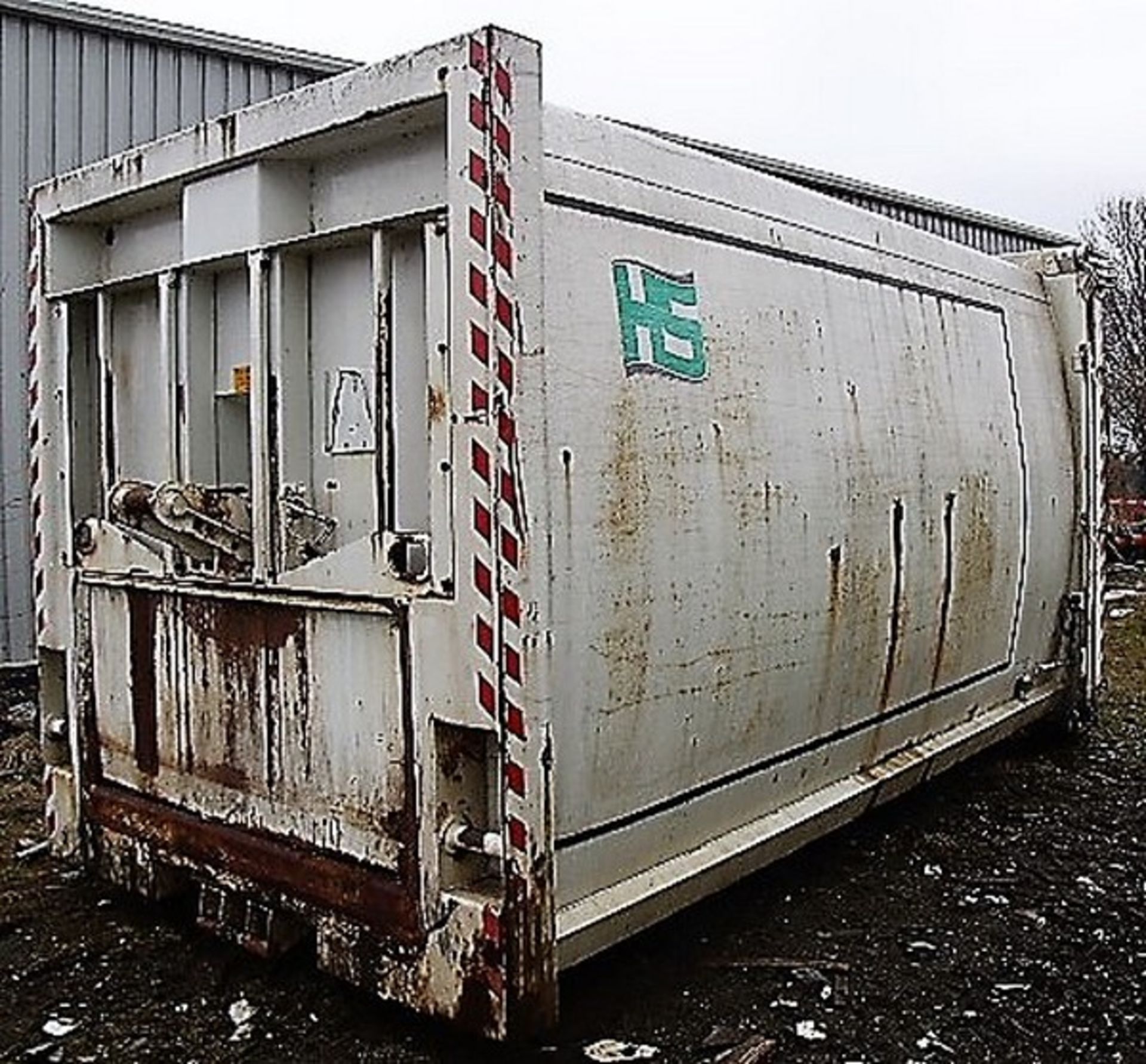 ENCLOSED COMPACTION SKIP. SOLD FROM ERROL AUCTION SITE. VIEWING AND UPLIFT FROM LOWER POLMAISE FK7 7 - Bild 2 aus 4