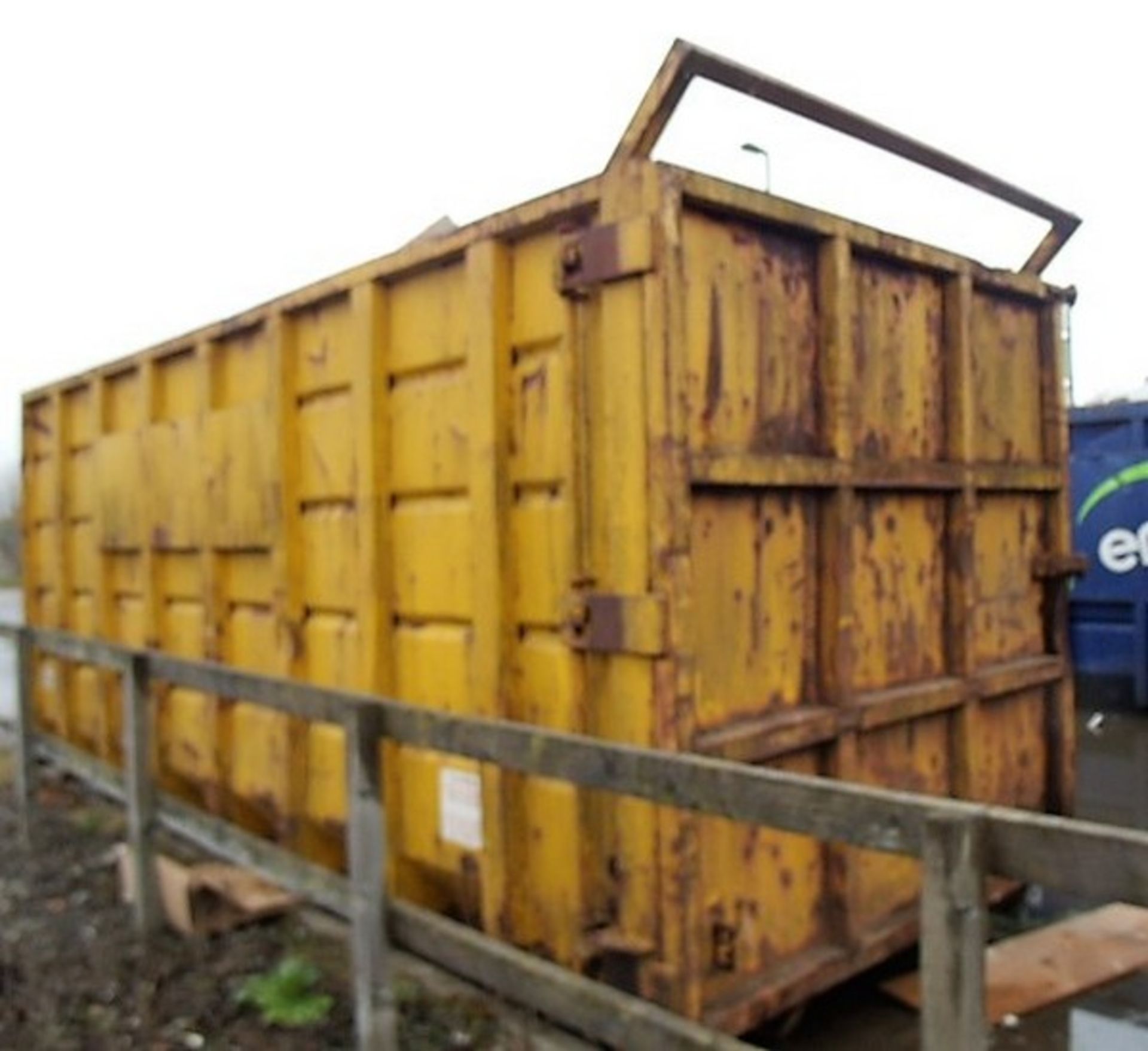 OPEN TOP SKIP C/W ACCESS LADDER. SOLD FROM ERROL AUCTION SITE. VIEWING AND UPLIFT FROM LOWER POLMAIS - Bild 3 aus 3