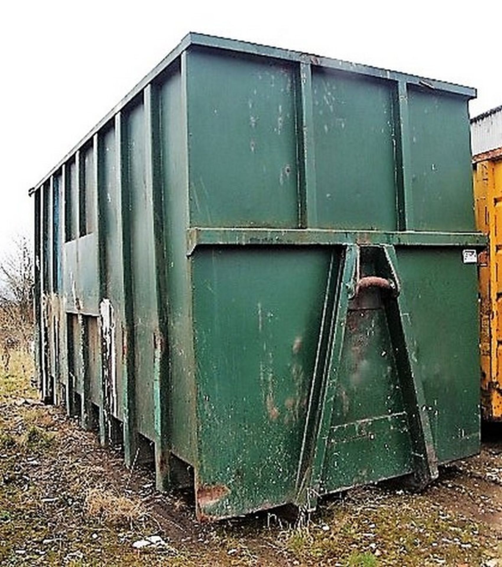 EXTRA HIGH OPEN TOP SKIP. C/W ACCESS LADDER. SOLD FROM ERROL AUCTION SITE. VIEWING AND UPLIFT FROM L - Bild 2 aus 4