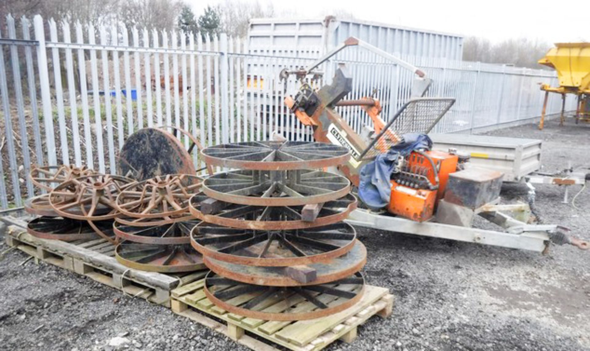 CLYDESDALE CABLE WINCH TRAILER WITH PALLETS OF REELS, S/N 224006080, ASSET NO 747-6016 - Image 2 of 10